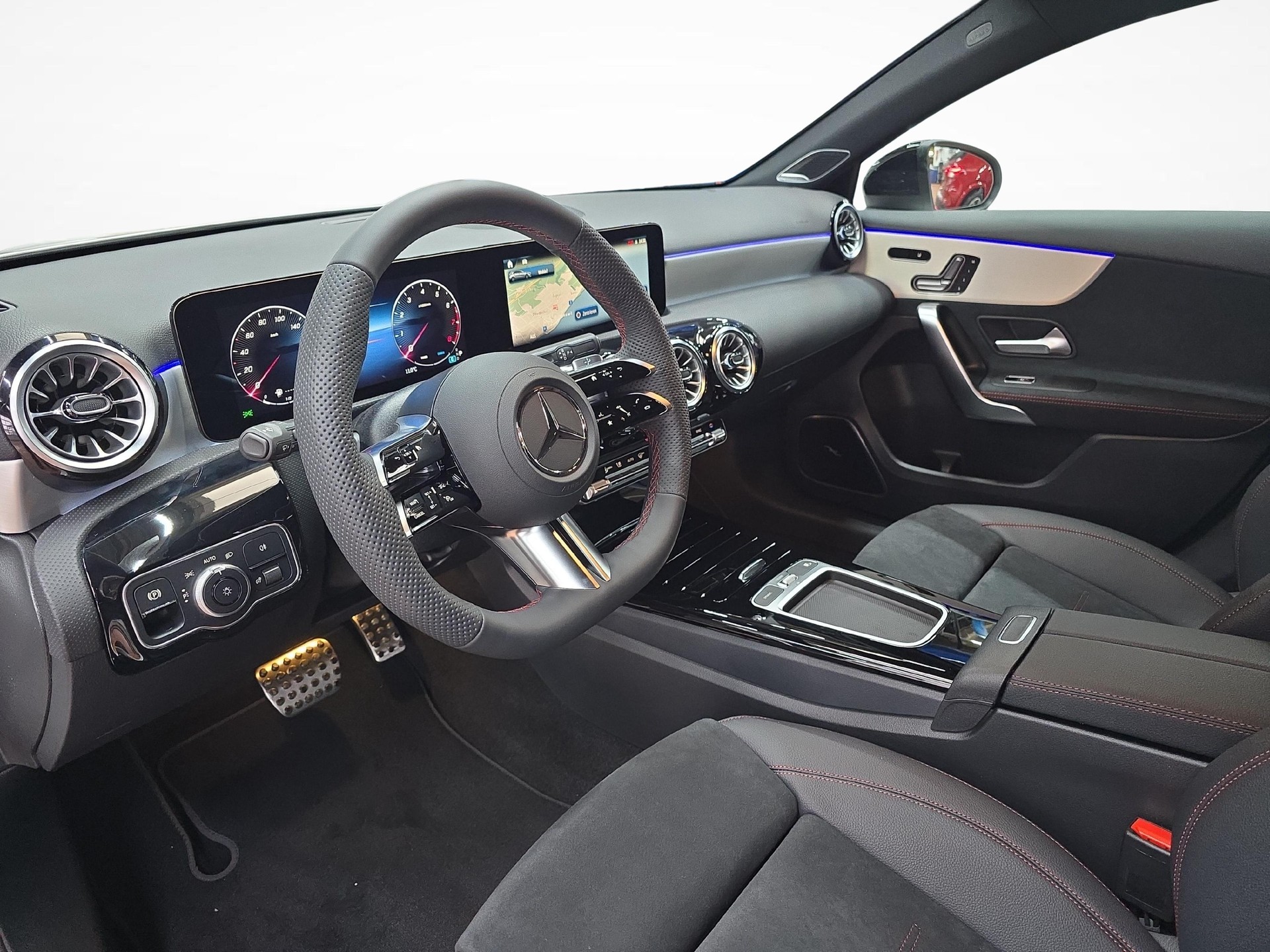 MERCEDES-BENZ A 220 4MATIC AMG Line-image-3