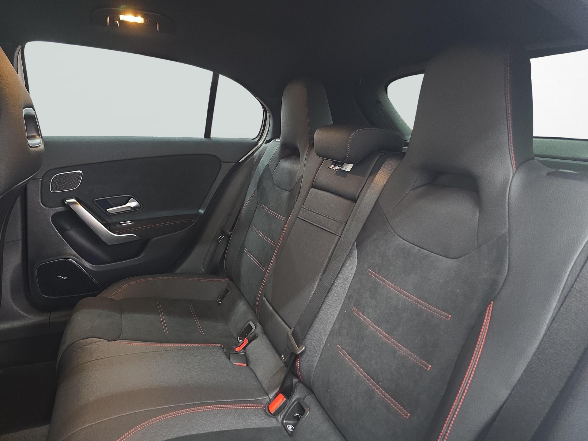 MERCEDES-BENZ A 220 4MATIC AMG Line-image-7
