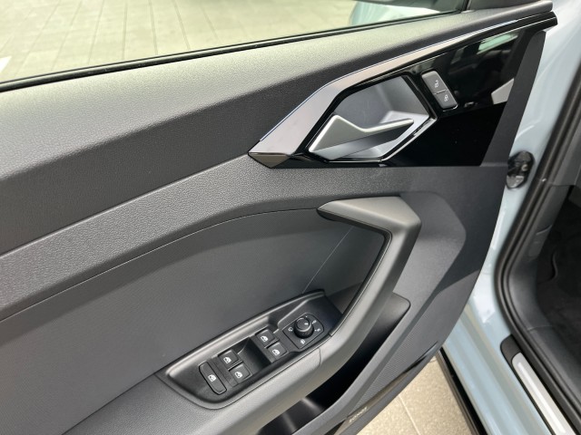 AUDI A1 Sportback 30 TFSI S Line Attraction S-tronic-image-10