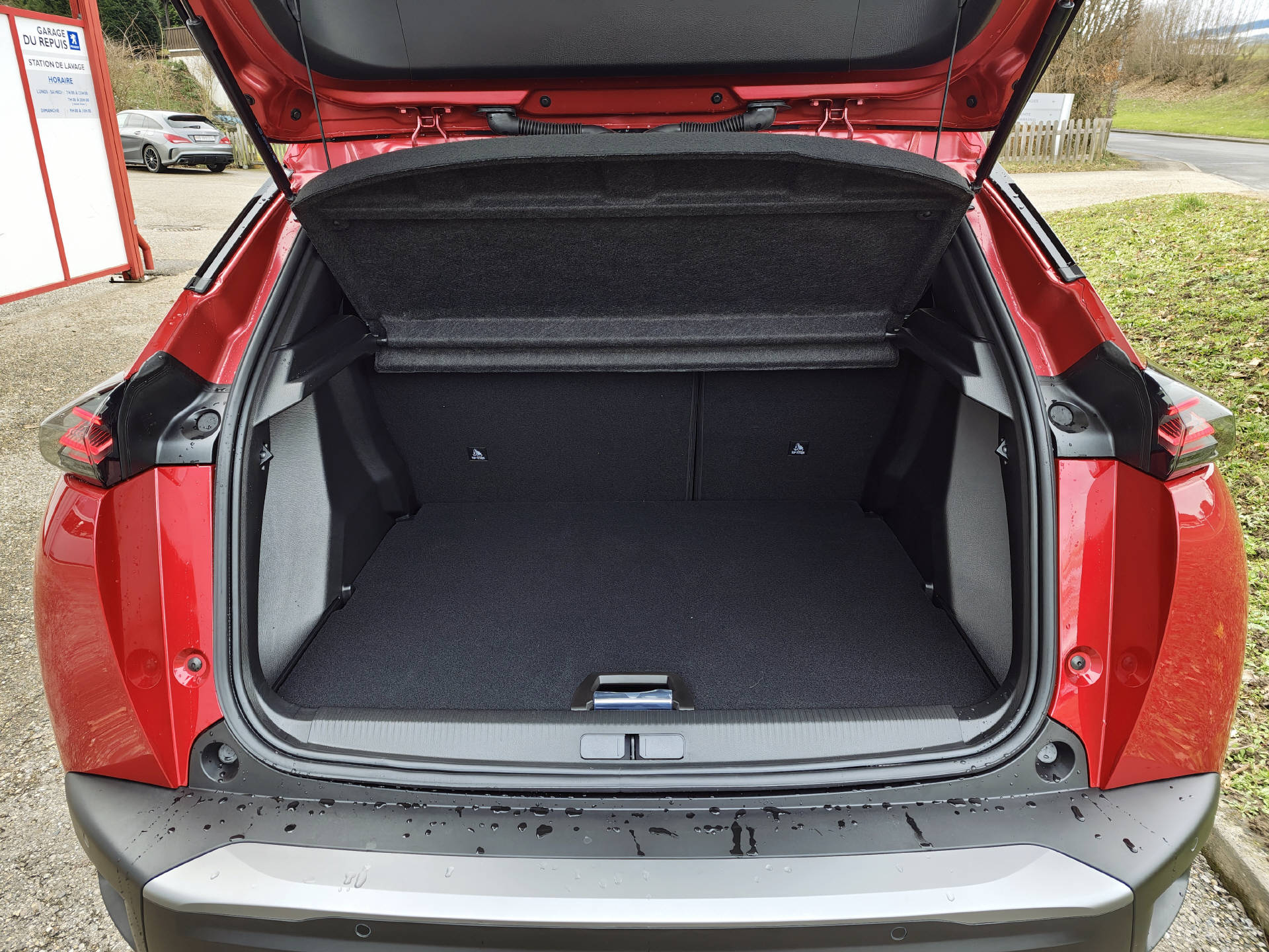 PEUGEOT 2008 1.2 Hybrid Allure-image-4