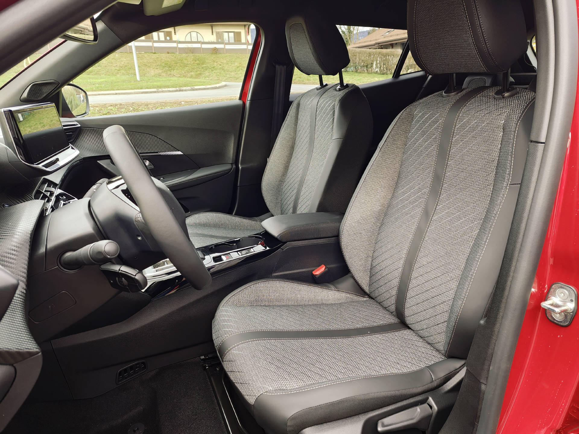 PEUGEOT 2008 1.2 Hybrid Allure-image-9