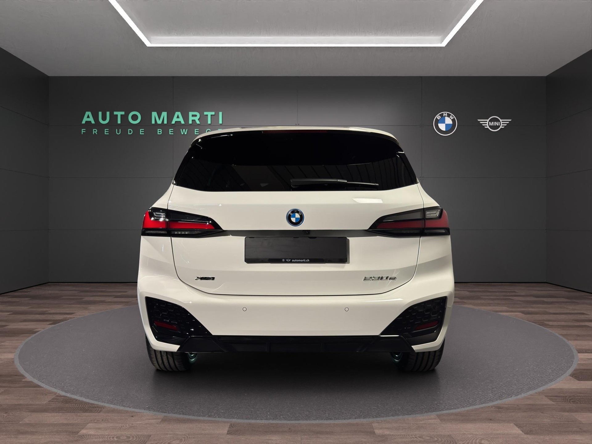 BMW 230e xDrive Active Tourer-image-2
