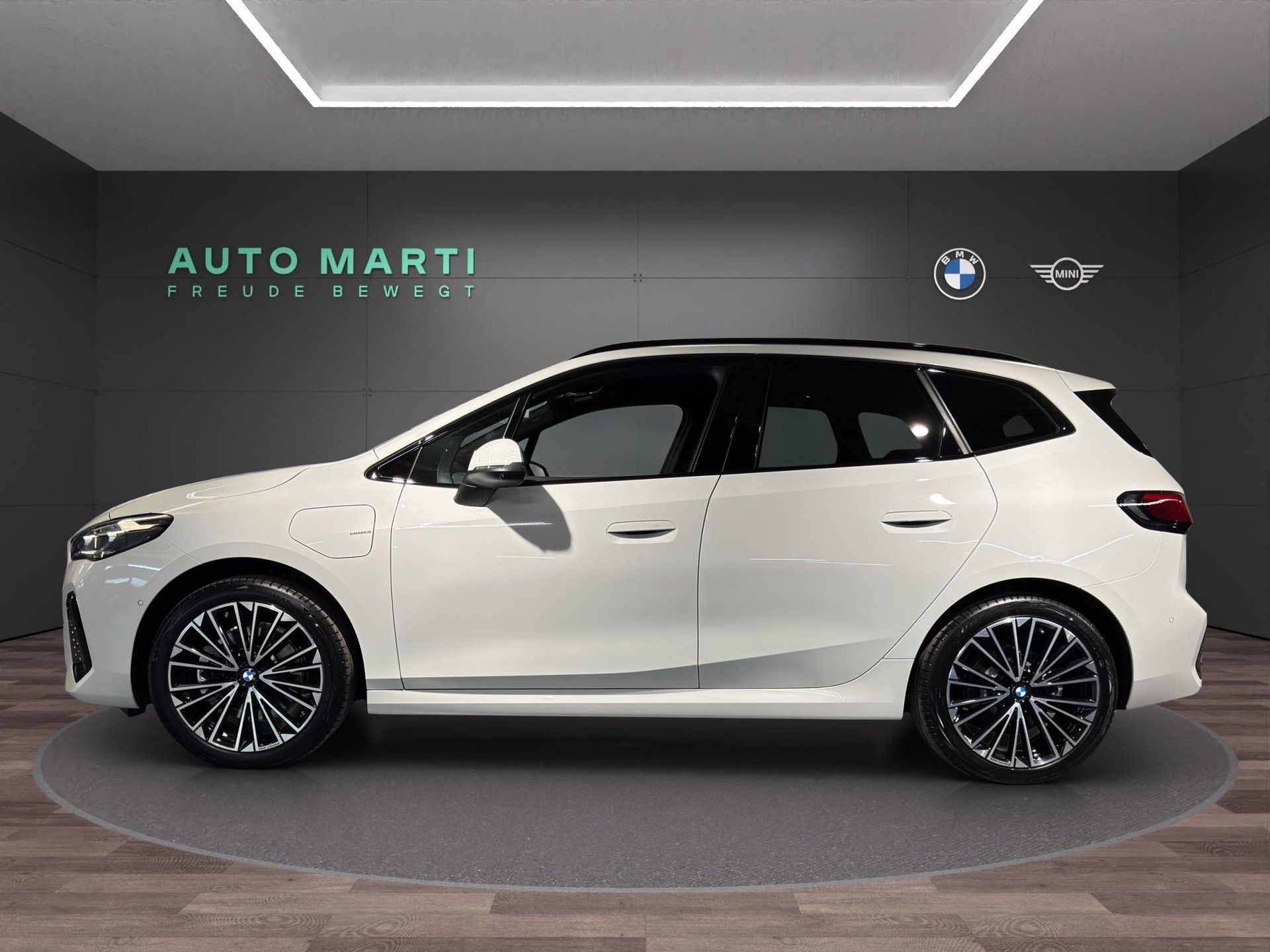 BMW 230e xDrive Active Tourer-image-1
