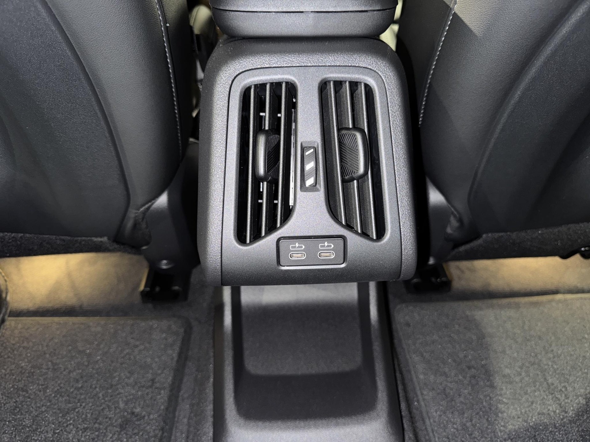 BMW 230e xDrive Active Tourer-image-10