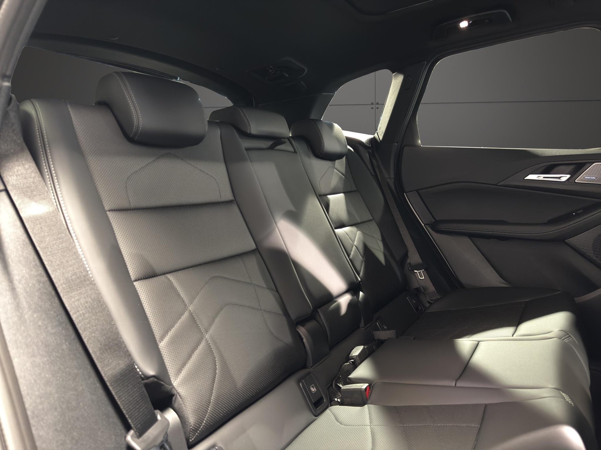 BMW 230e xDrive Active Tourer-image-16
