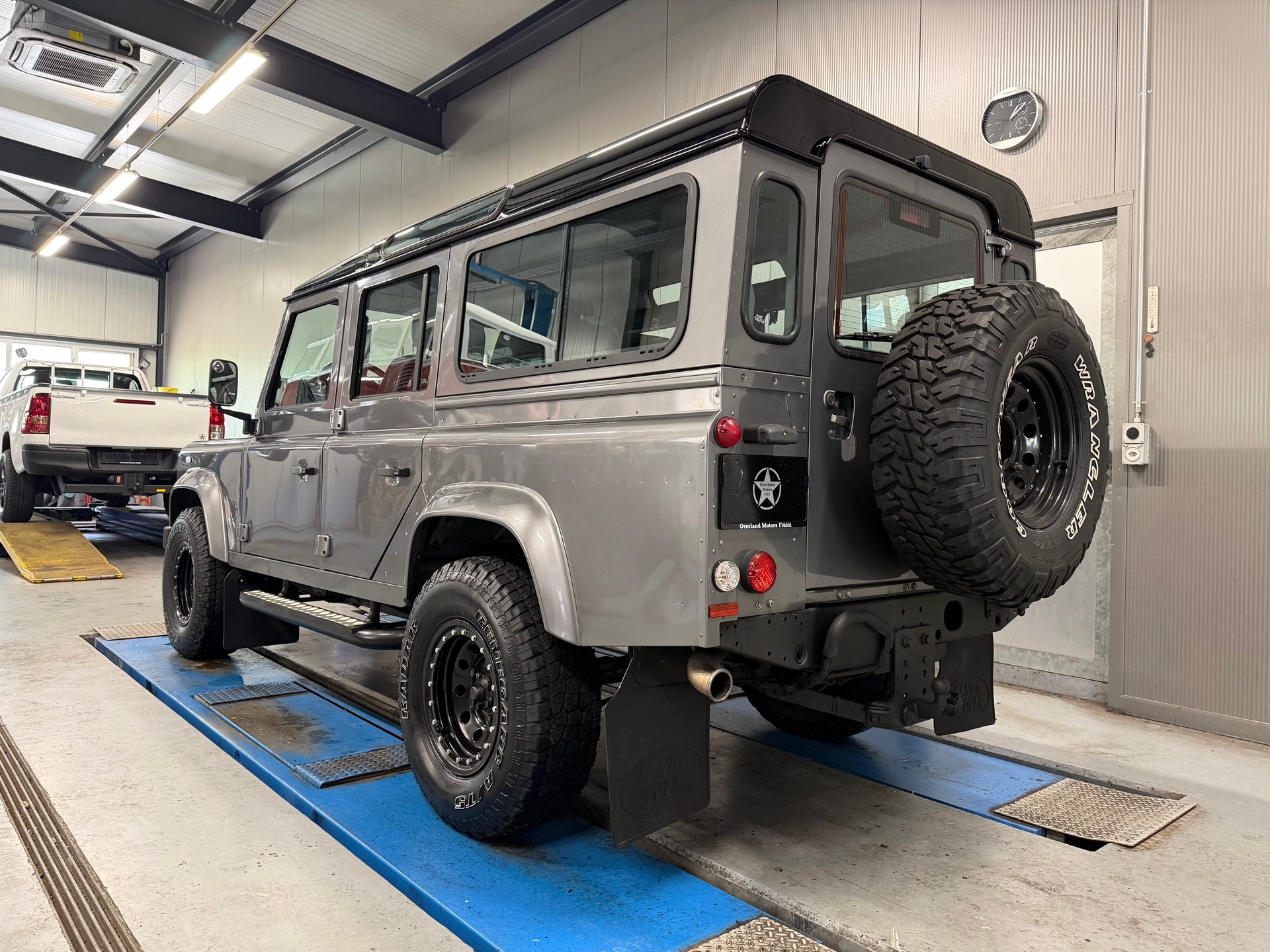 LAND ROVER 110-image-2