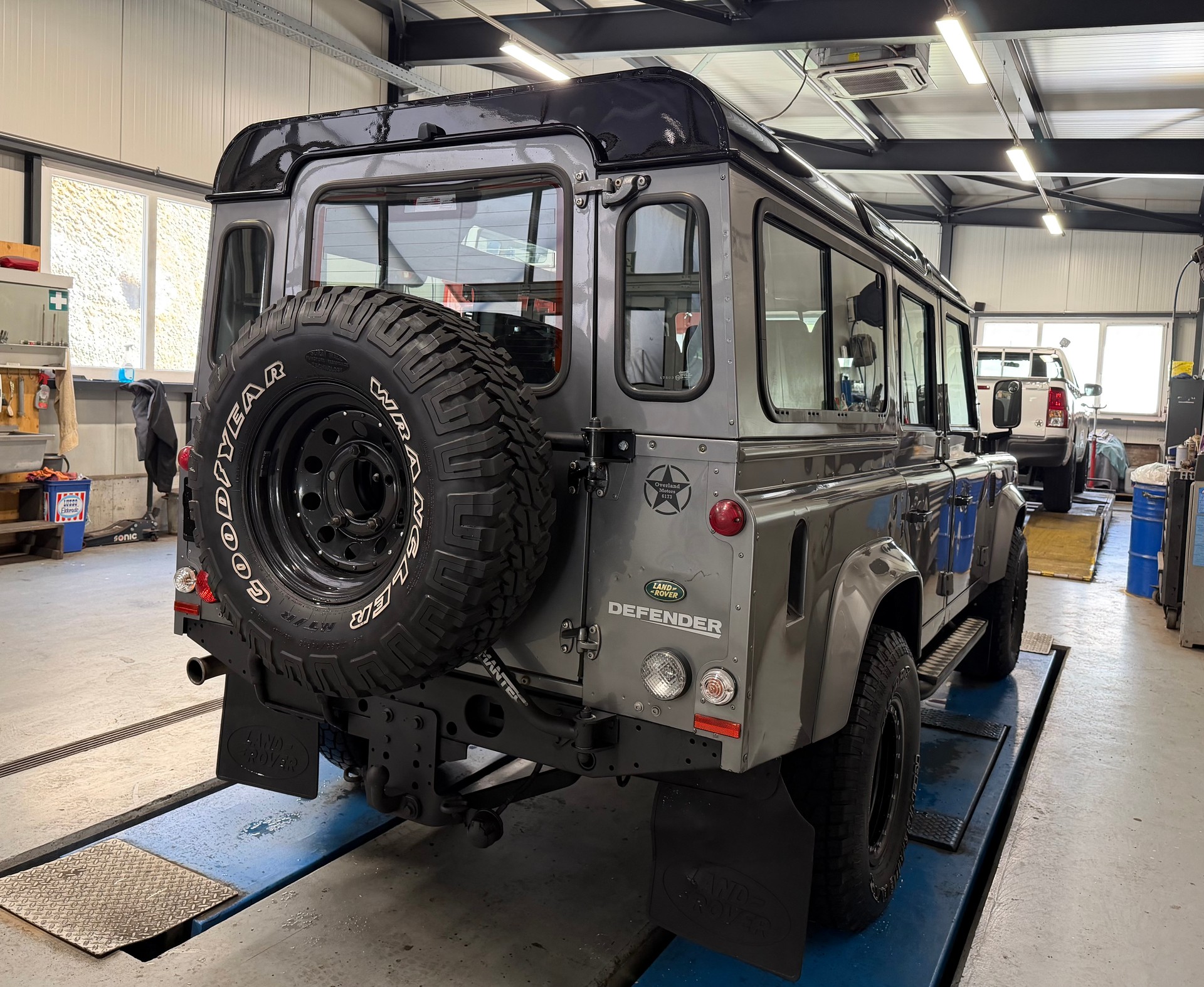 LAND ROVER 110-image-4