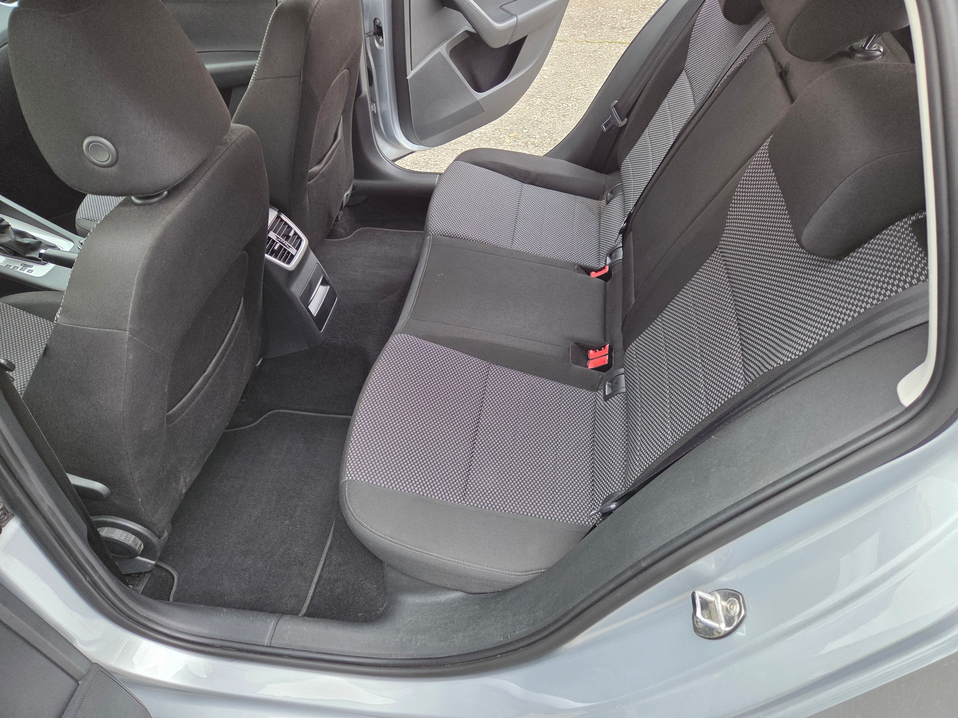SKODA Octavia Combi 2.0 TDI Ambition DSG-image-13