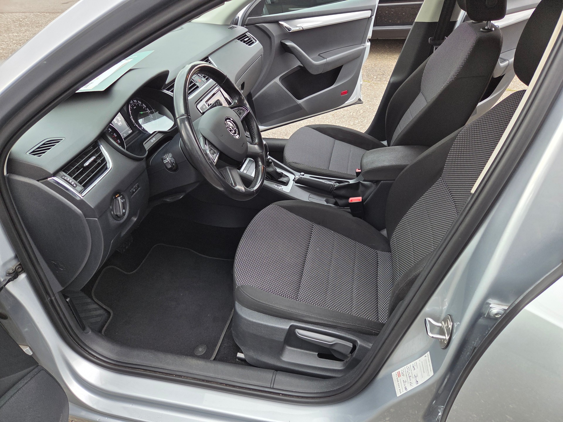 SKODA Octavia Combi 2.0 TDI Ambition DSG-image-10