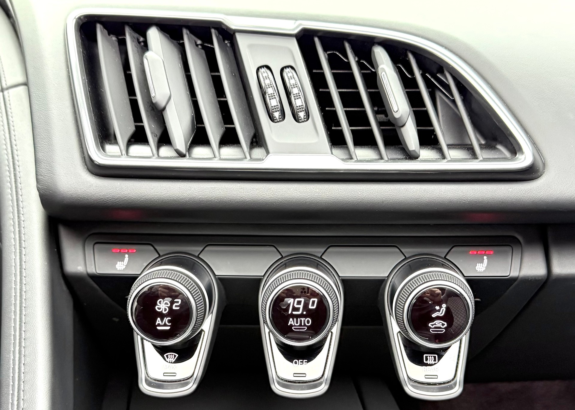 AUDI R8 Spyder RWD S-Tronic-image-11