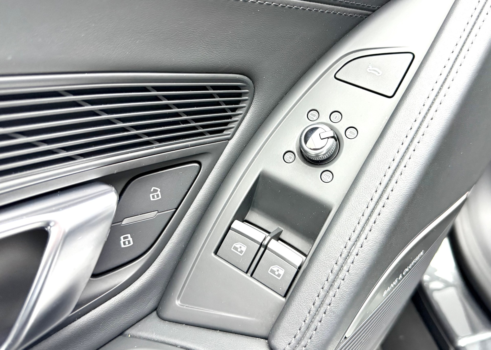 AUDI R8 Spyder RWD S-Tronic-image-15