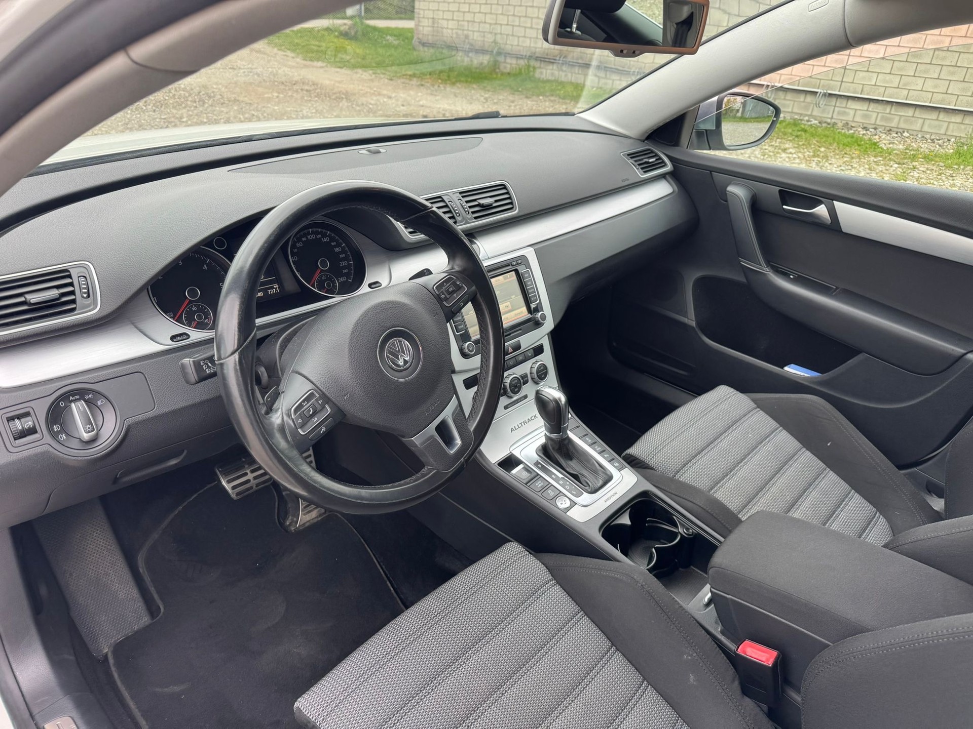 VW Passat Alltrack 2.0 TDI BMT 4Motion-image-7