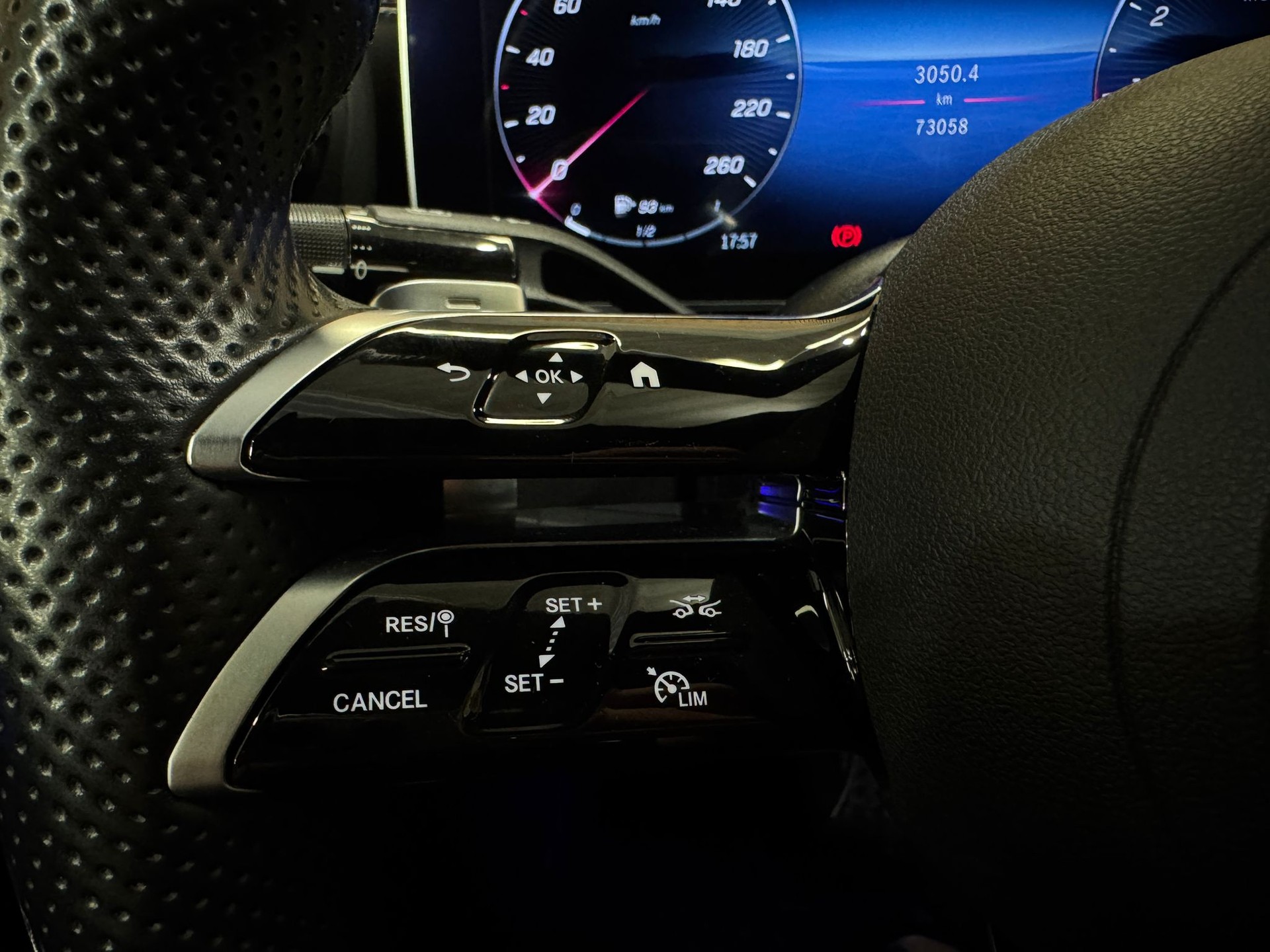 MERCEDES-BENZ C 300 4Matic AMG Line-image-10