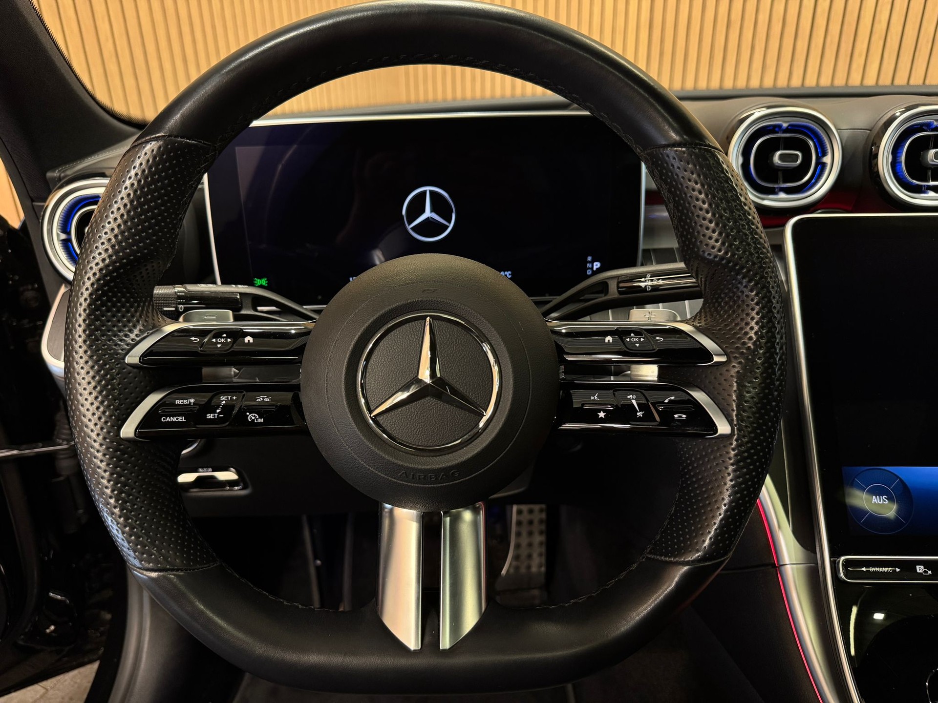 MERCEDES-BENZ C 300 4Matic AMG Line-image-9