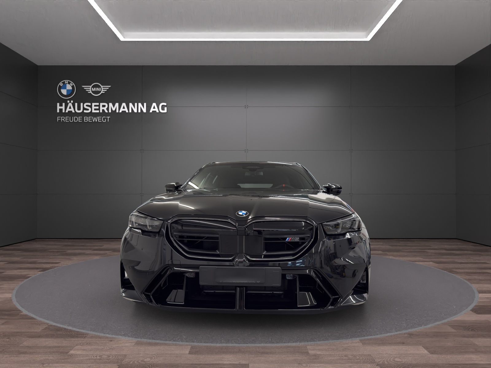 BMW M5 xDrive Touring-image-1