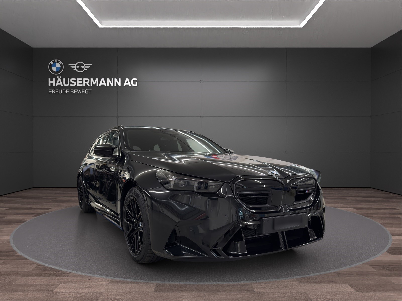 BMW M5 xDrive Touring-image-2