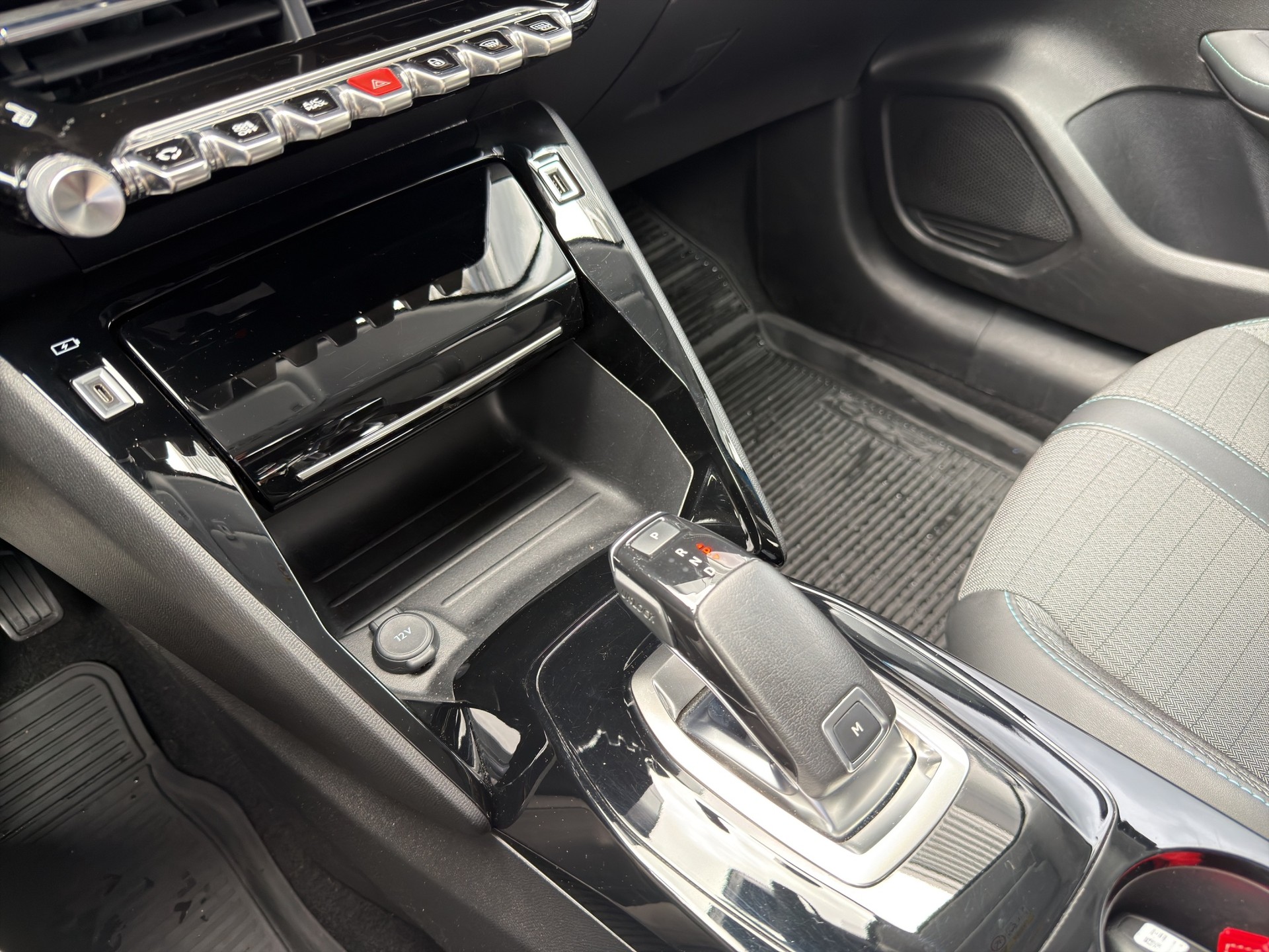 PEUGEOT 208 1.2 Allure-image-10