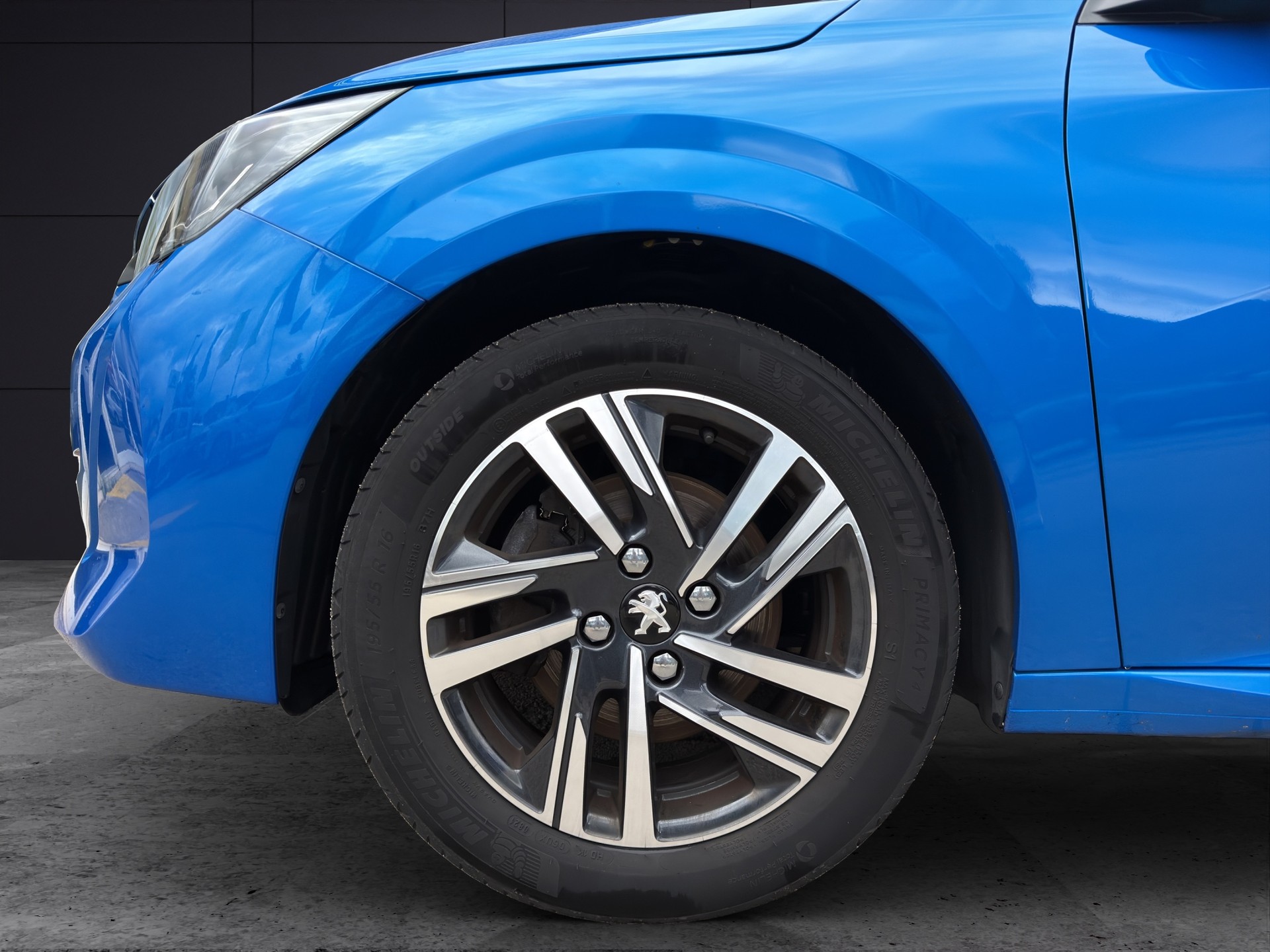 PEUGEOT 208 1.2 Allure-image-4