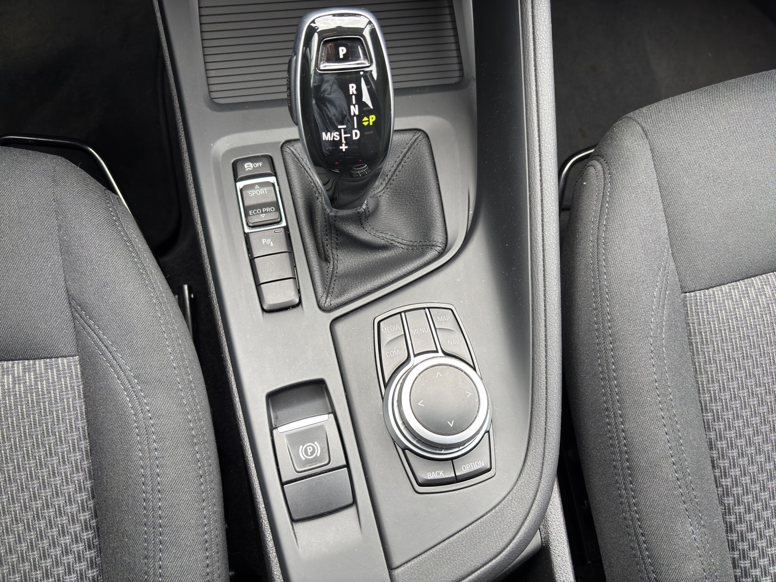 BMW X1 sDrive 18i Steptronic DSK mit Komfortzugang, Rückfahrkamera & Winterräder-image-18