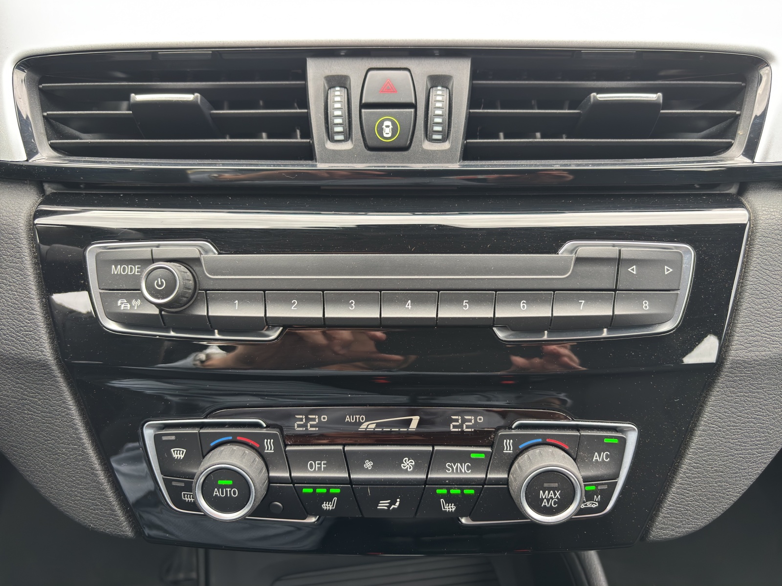 BMW X1 sDrive 18i Steptronic DSK mit Komfortzugang, Rückfahrkamera & Winterräder-image-17