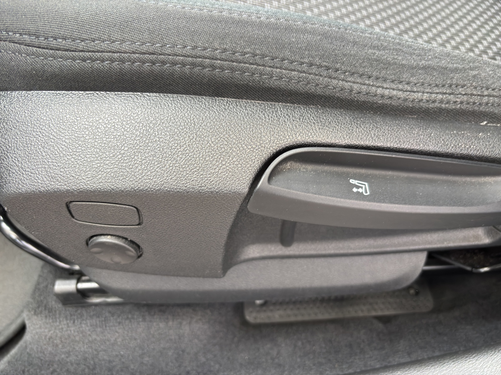 BMW X1 sDrive 18i Steptronic DSK mit Komfortzugang, Rückfahrkamera & Winterräder-image-27
