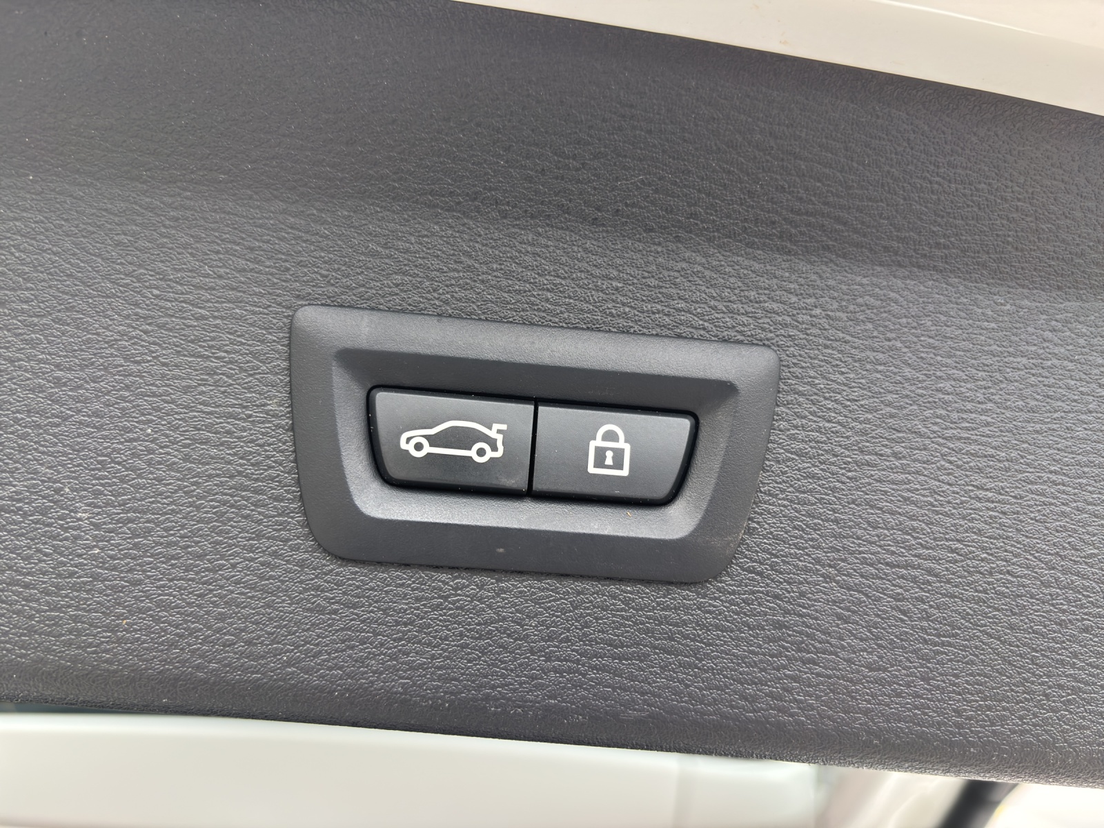 BMW X1 sDrive 18i Steptronic DSK mit Komfortzugang, Rückfahrkamera & Winterräder-image-8