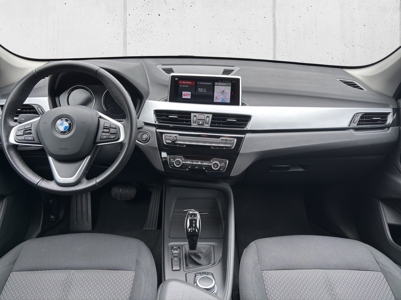 BMW X1 sDrive 18i Steptronic DSK mit Komfortzugang, Rückfahrkamera & Winterräder-image-11