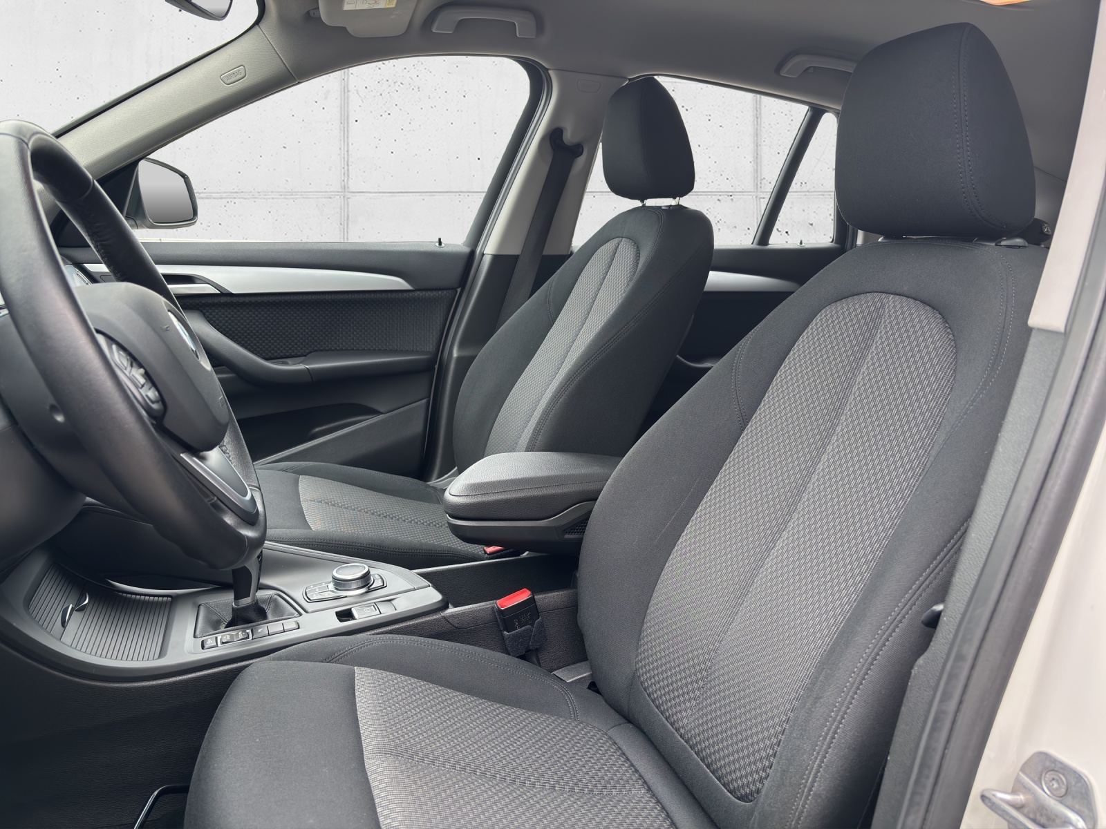 BMW X1 sDrive 18i Steptronic DSK mit Komfortzugang, Rückfahrkamera & Winterräder-image-26
