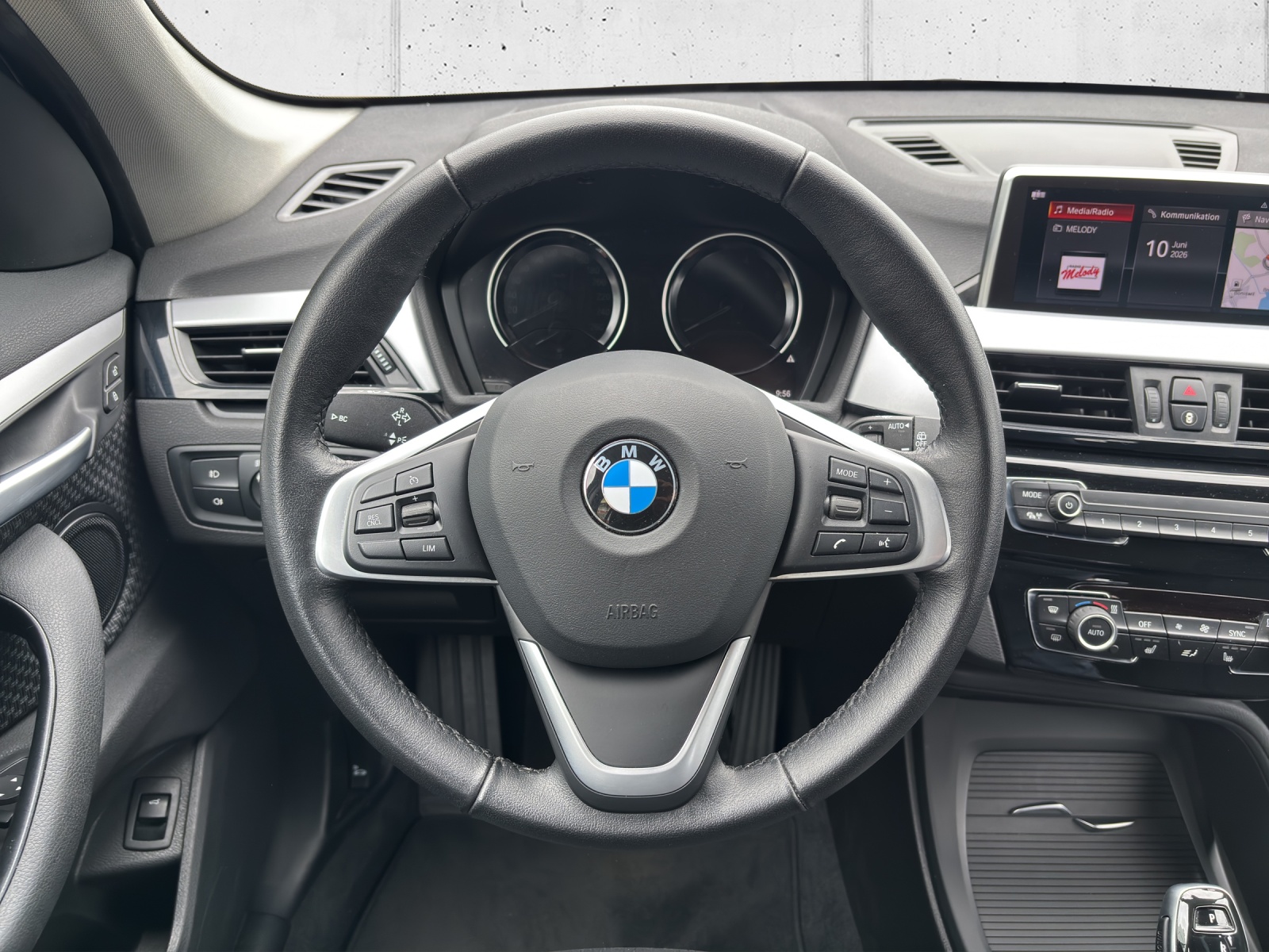BMW X1 sDrive 18i Steptronic DSK mit Komfortzugang, Rückfahrkamera & Winterräder-image-12