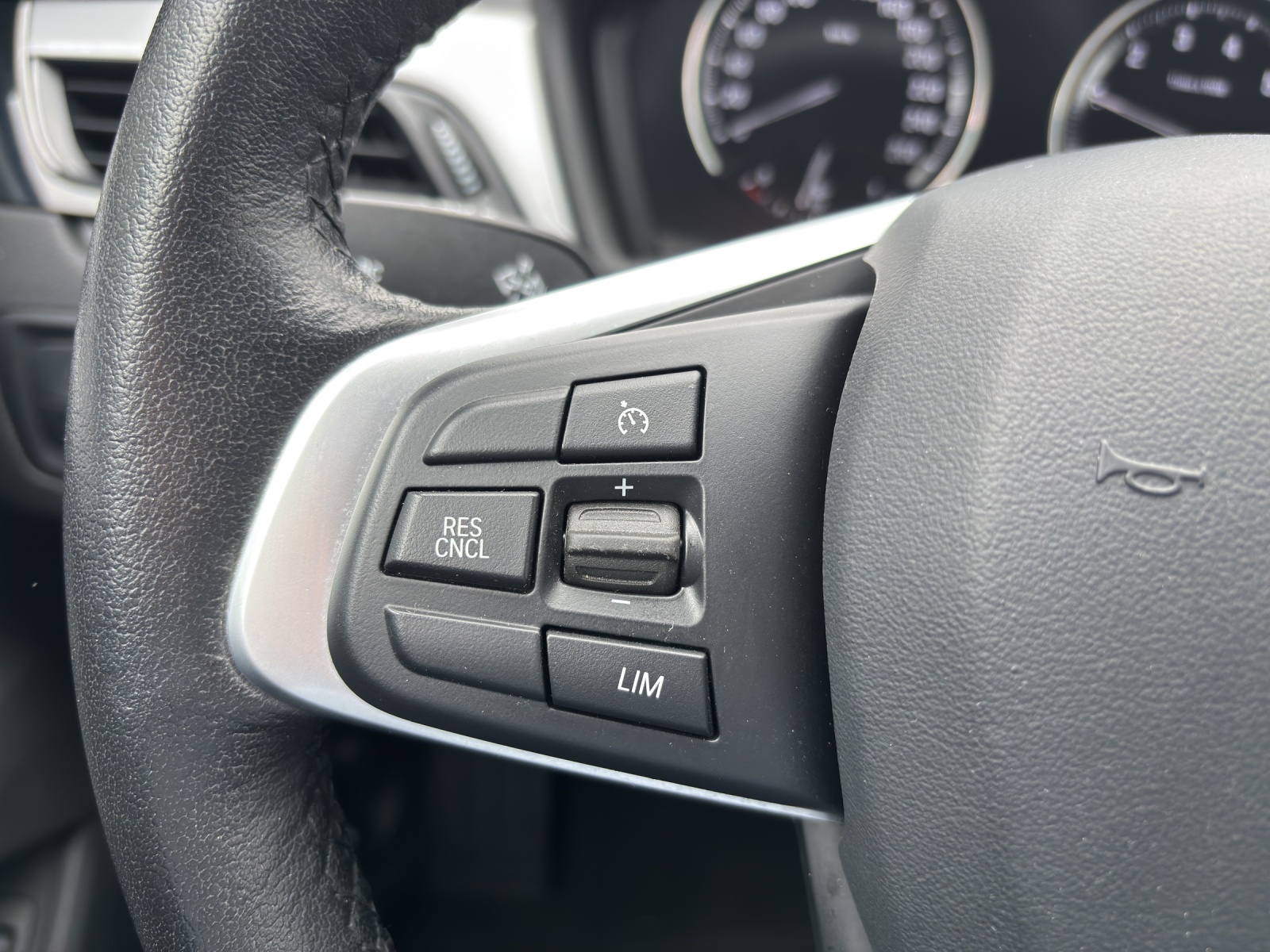 BMW X1 sDrive 18i Steptronic DSK mit Komfortzugang, Rückfahrkamera & Winterräder-image-13