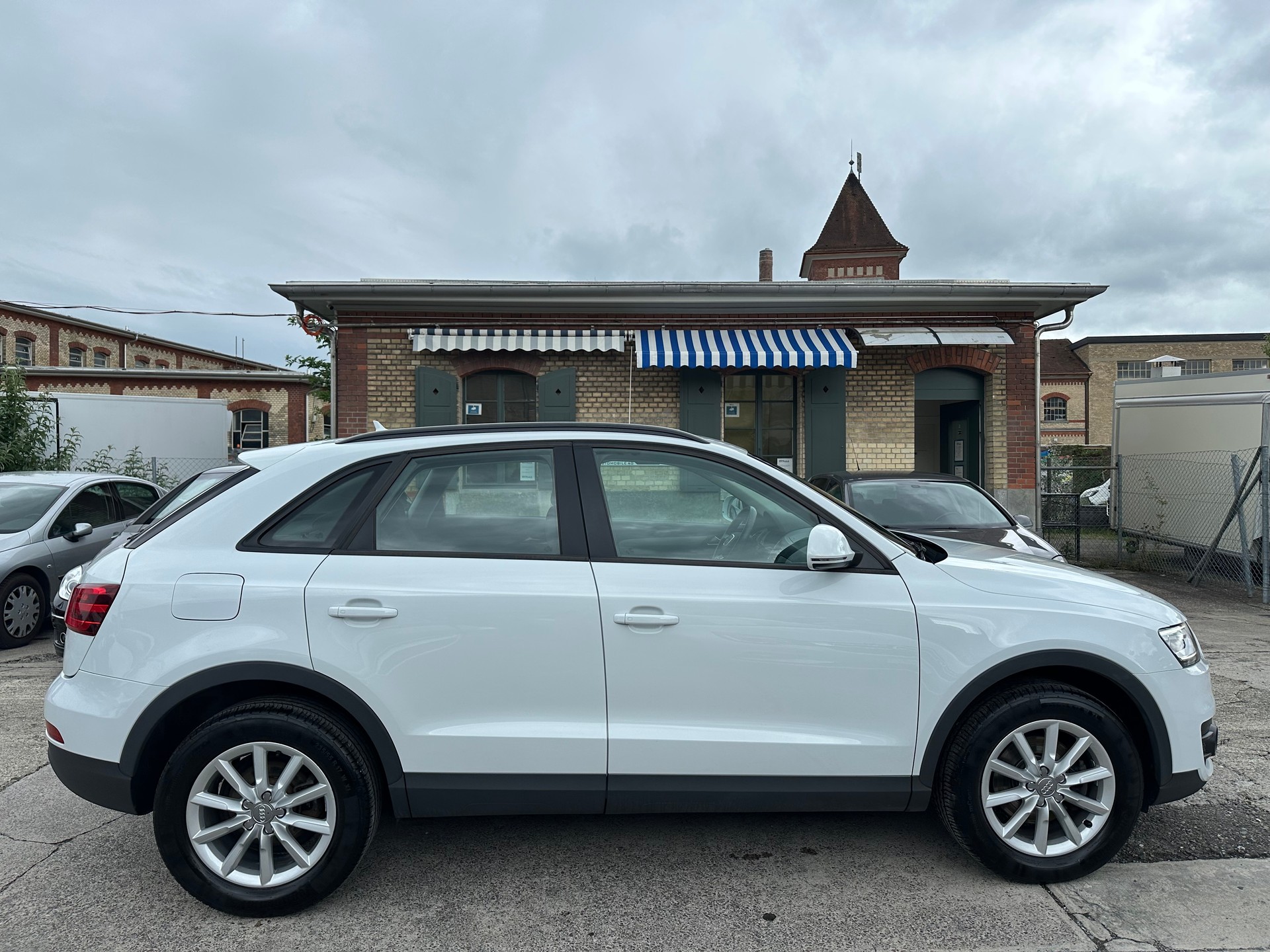 AUDI Q3 2.0 TFSI quattro-image-4