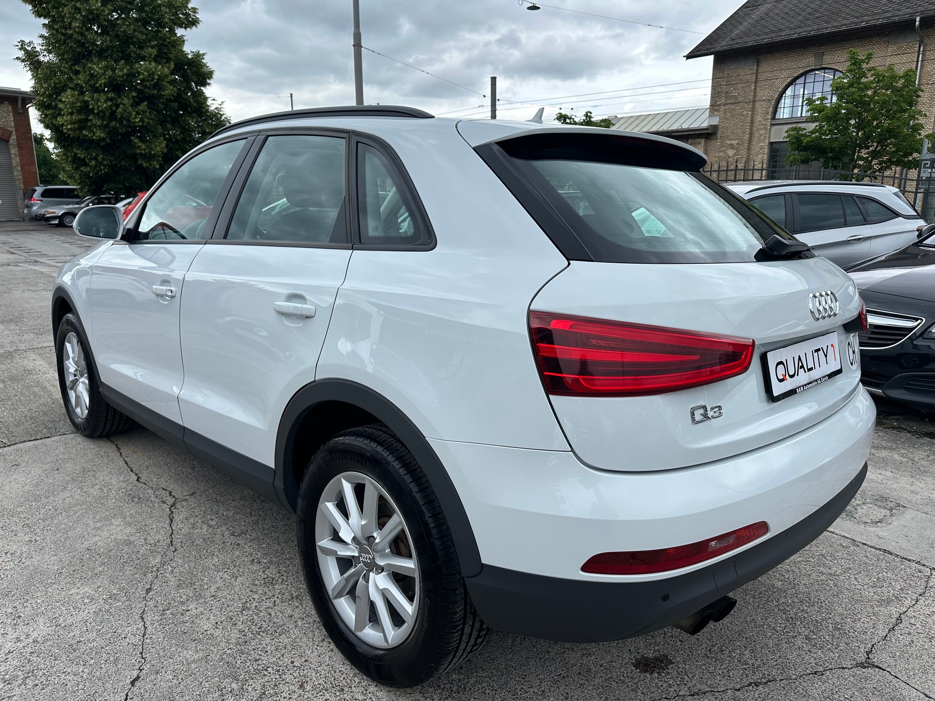 AUDI Q3 2.0 TFSI quattro-image-5