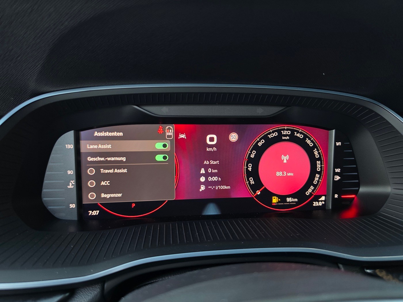 SKODA Octavia Combi 2.0 TSI DSG RS 30 Years Edition-image-15
