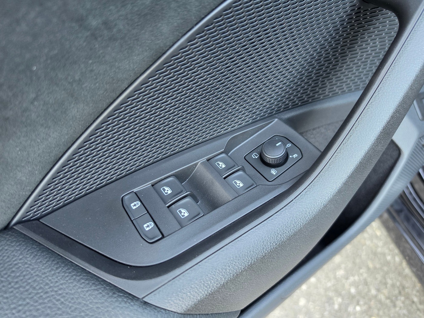 SKODA Octavia Combi 2.0 TSI DSG RS 30 Years Edition-image-18