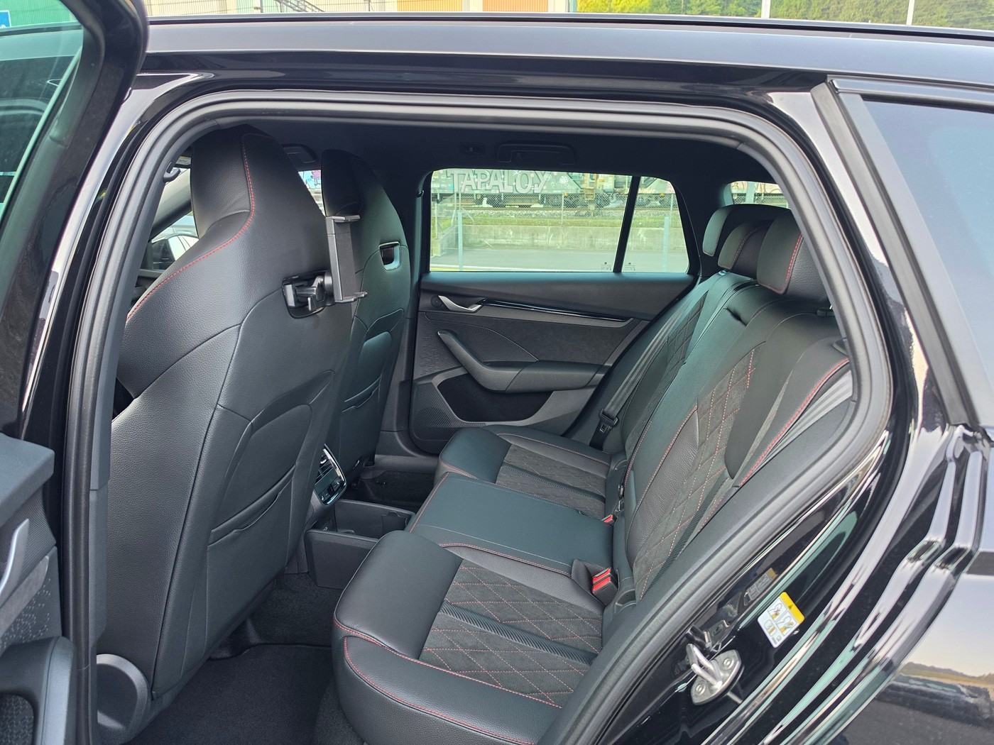 SKODA Octavia Combi 2.0 TSI DSG RS 30 Years Edition-image-8