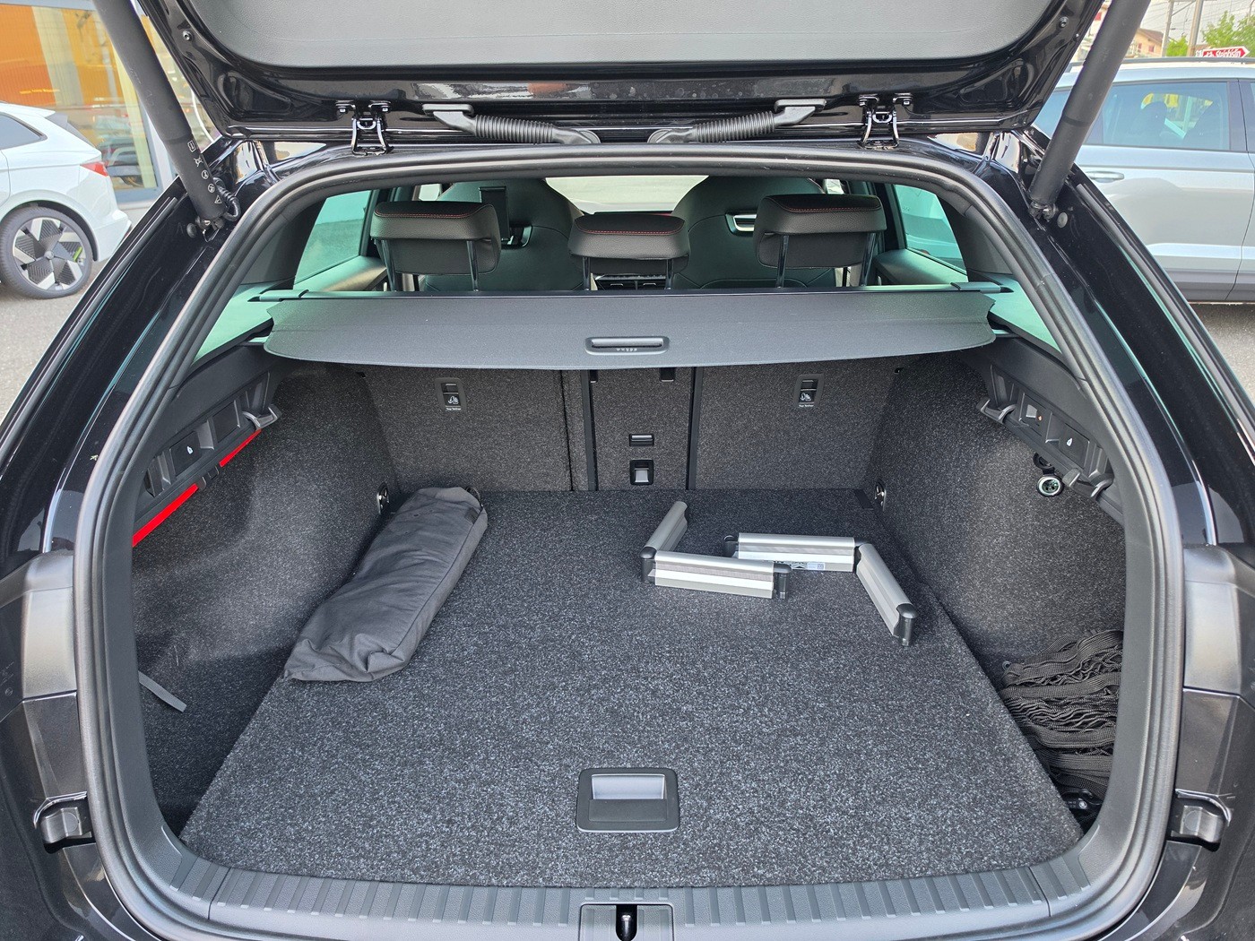 SKODA Octavia Combi 2.0 TSI DSG RS 30 Years Edition-image-5