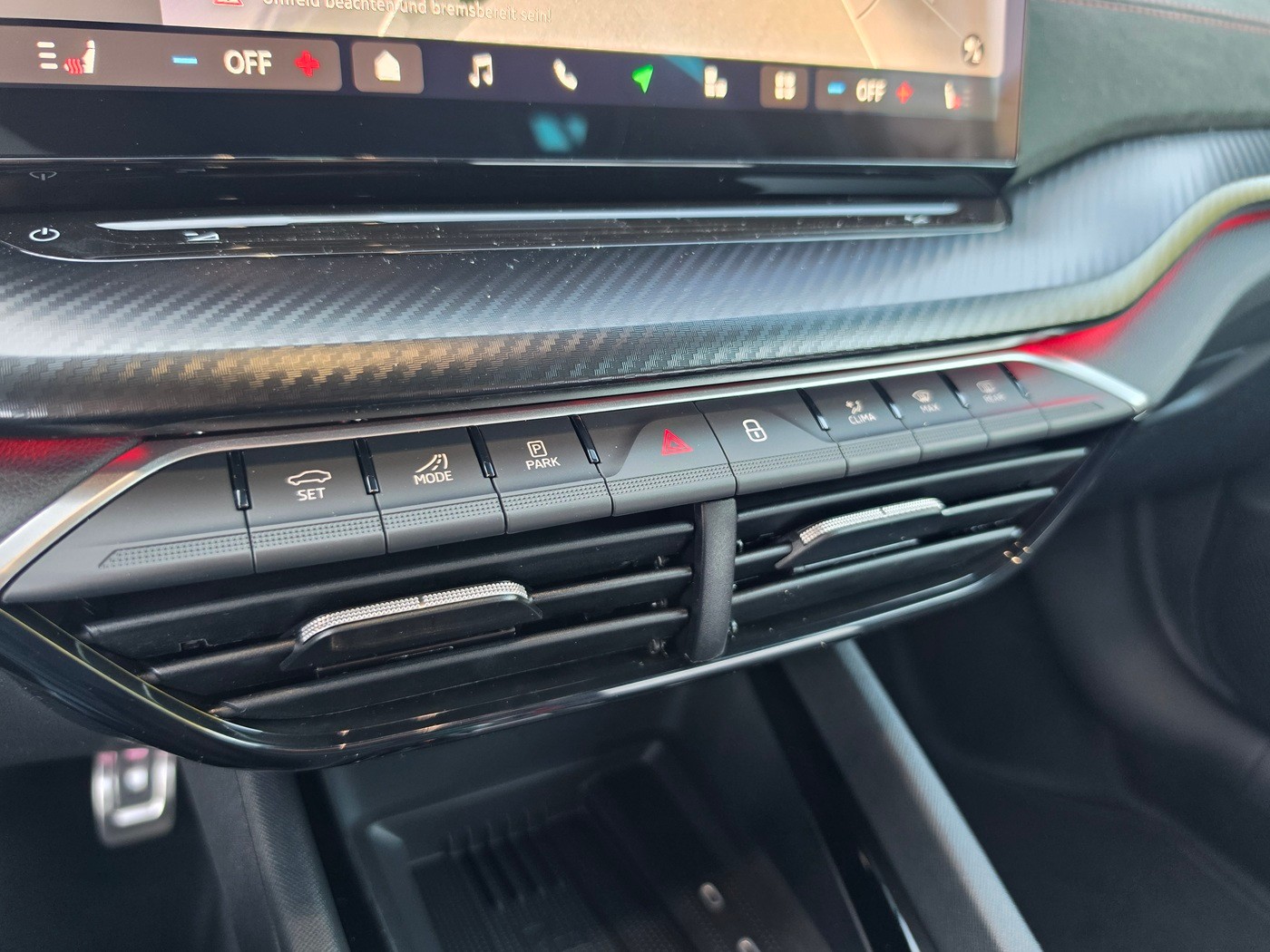 SKODA Octavia Combi 2.0 TSI DSG RS 30 Years Edition-image-13