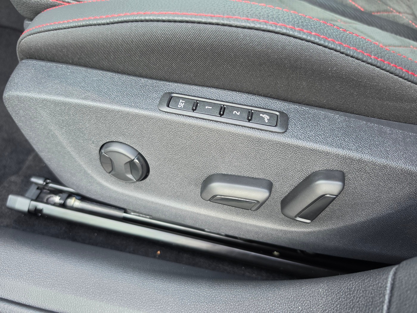 SKODA Octavia Combi 2.0 TSI DSG RS 30 Years Edition-image-17