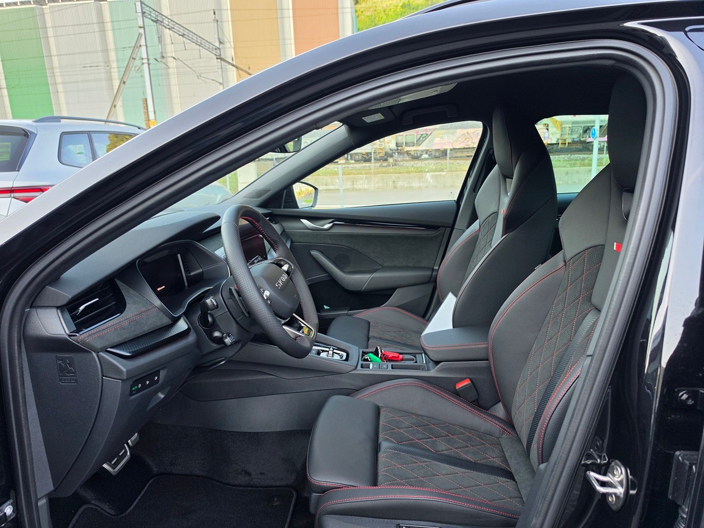 SKODA Octavia Combi 2.0 TSI DSG RS 30 Years Edition-image-7