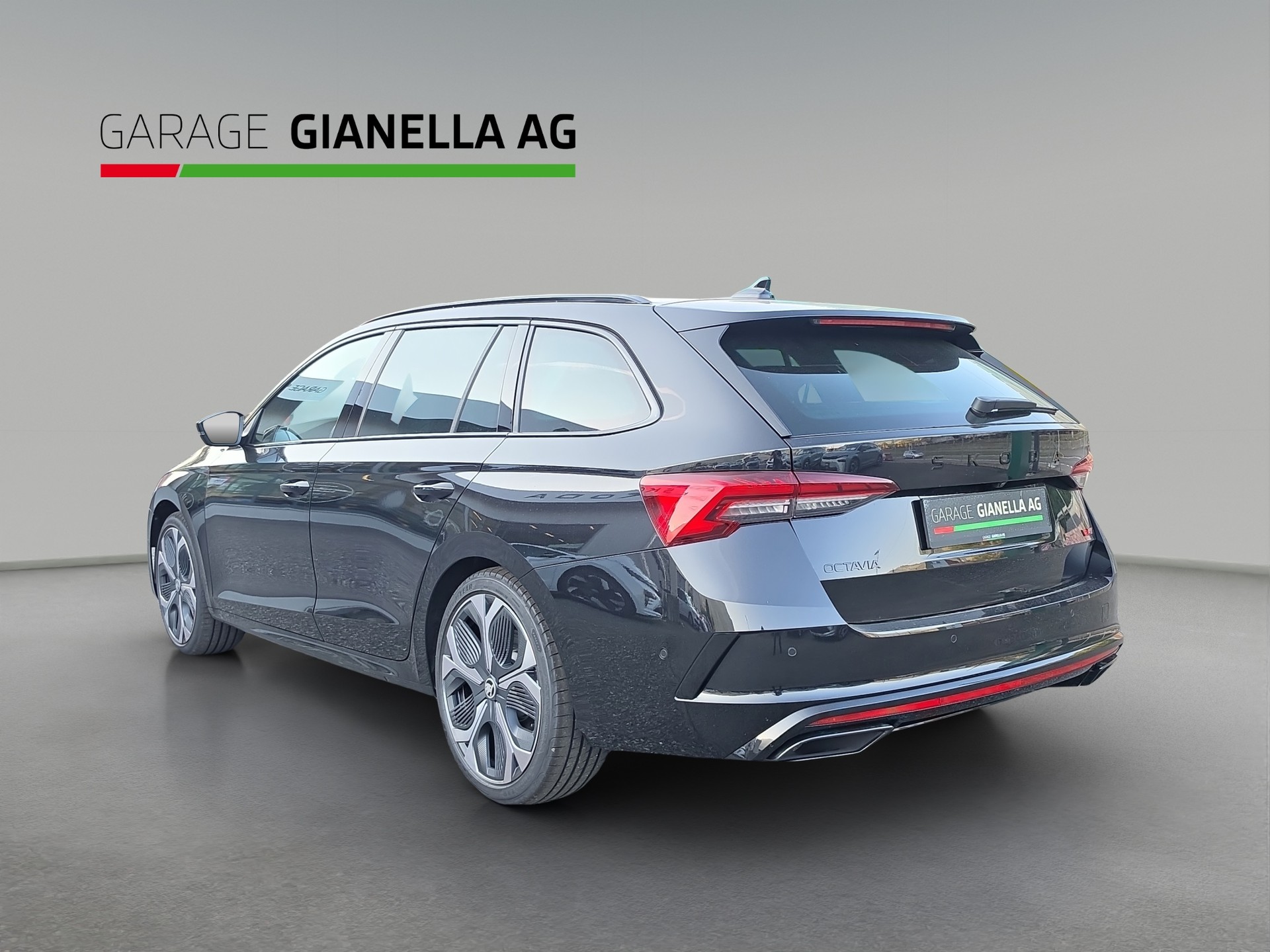 SKODA Octavia Combi 2.0 TSI DSG RS 30 Years Edition-image-2