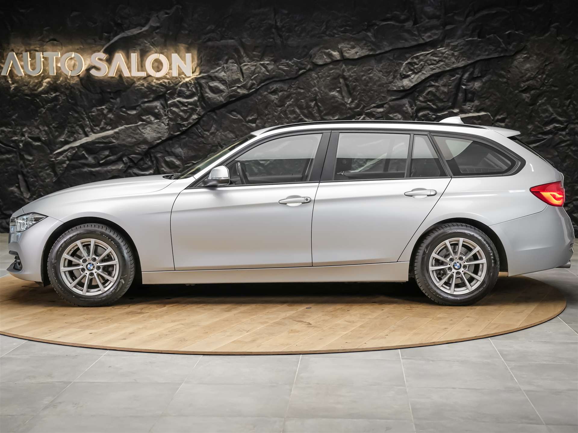 BMW 320d xDrive Touring Steptronic *Head Up Display*Abstandsregler*Adaptiver LED Scheinwerfer*-image-2