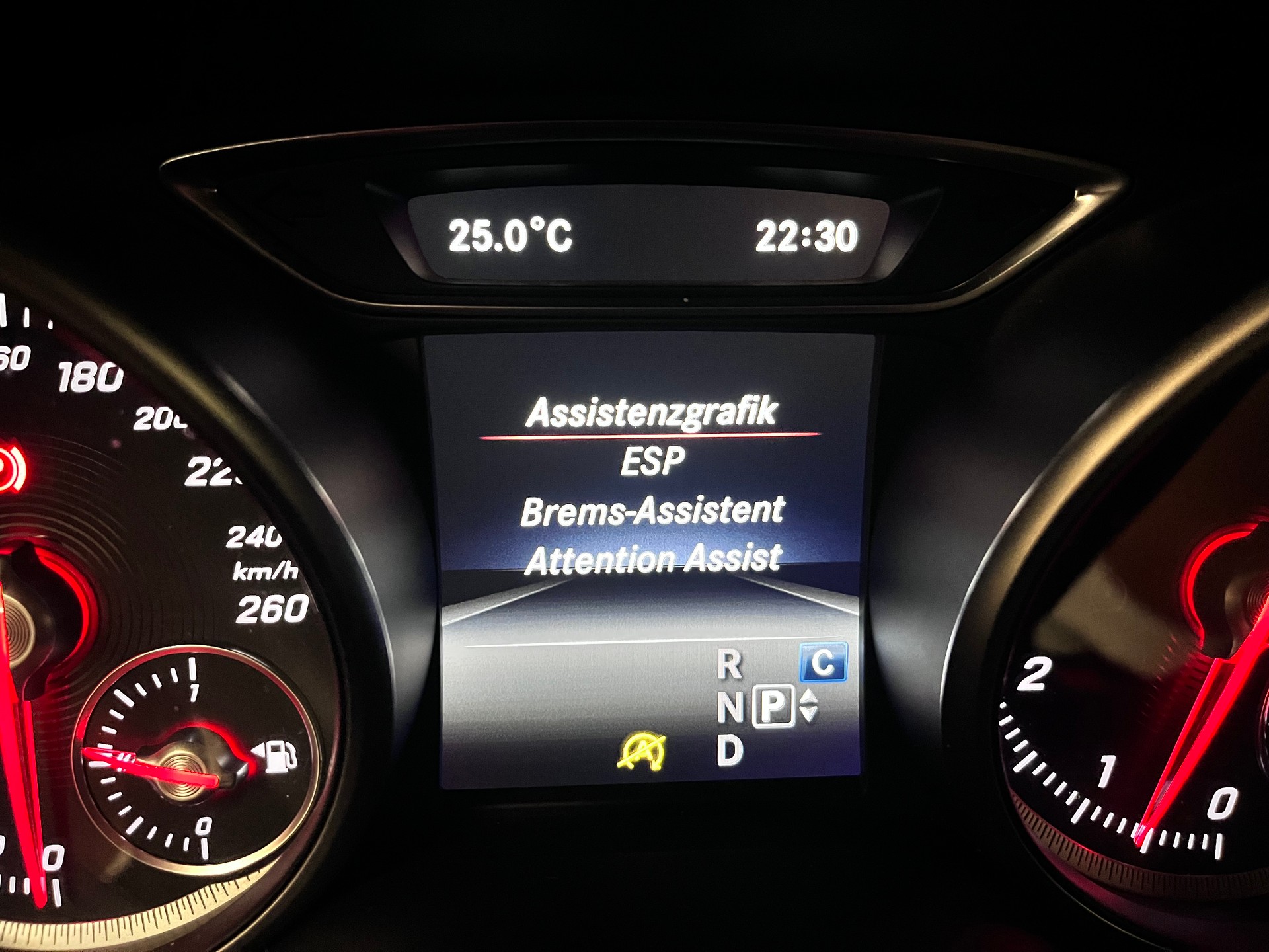 MERCEDES-BENZ GLA 200 Night Star 7G-DCT-image-11