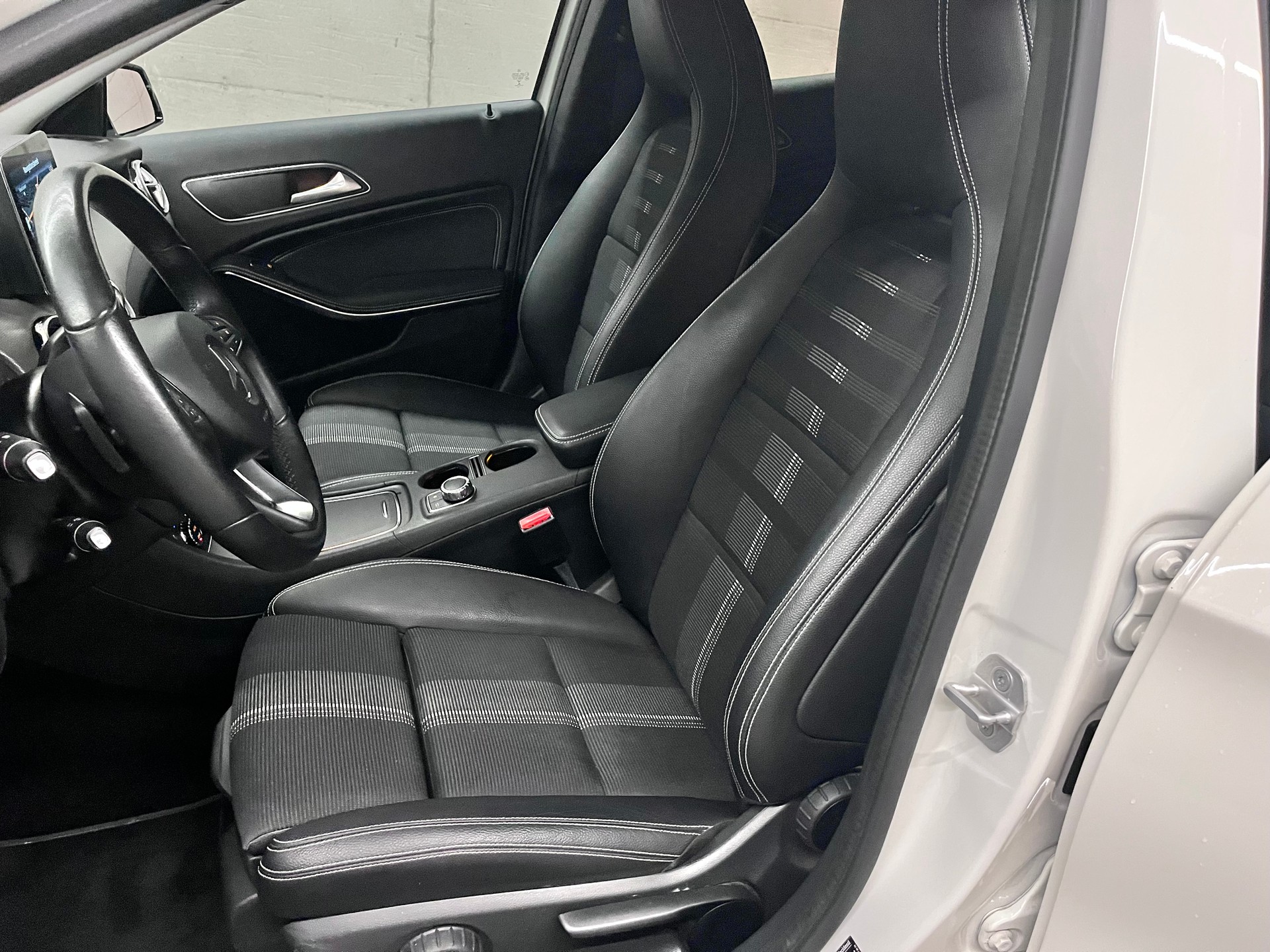 MERCEDES-BENZ GLA 200 Night Star 7G-DCT-image-8