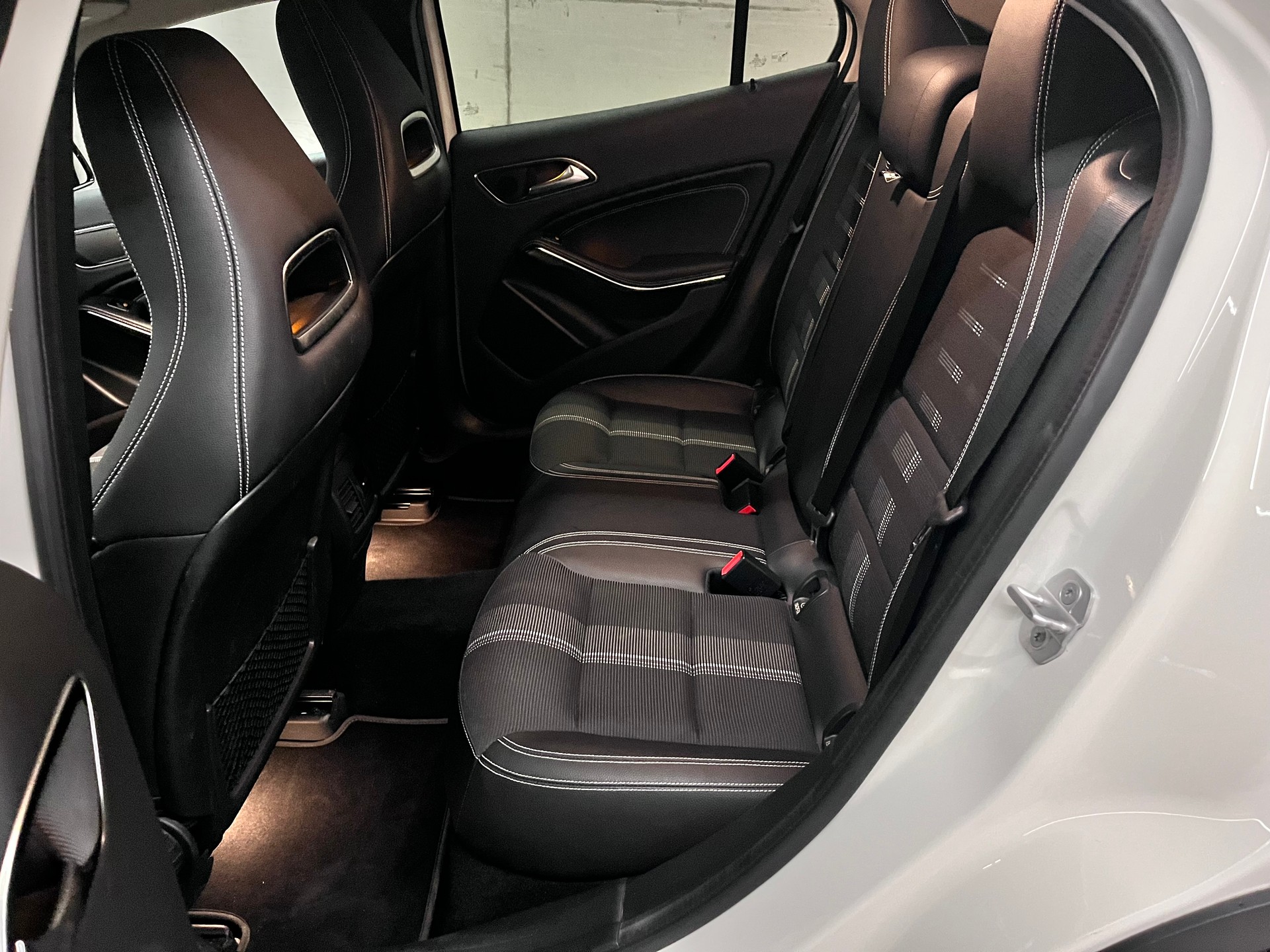 MERCEDES-BENZ GLA 200 Night Star 7G-DCT-image-9