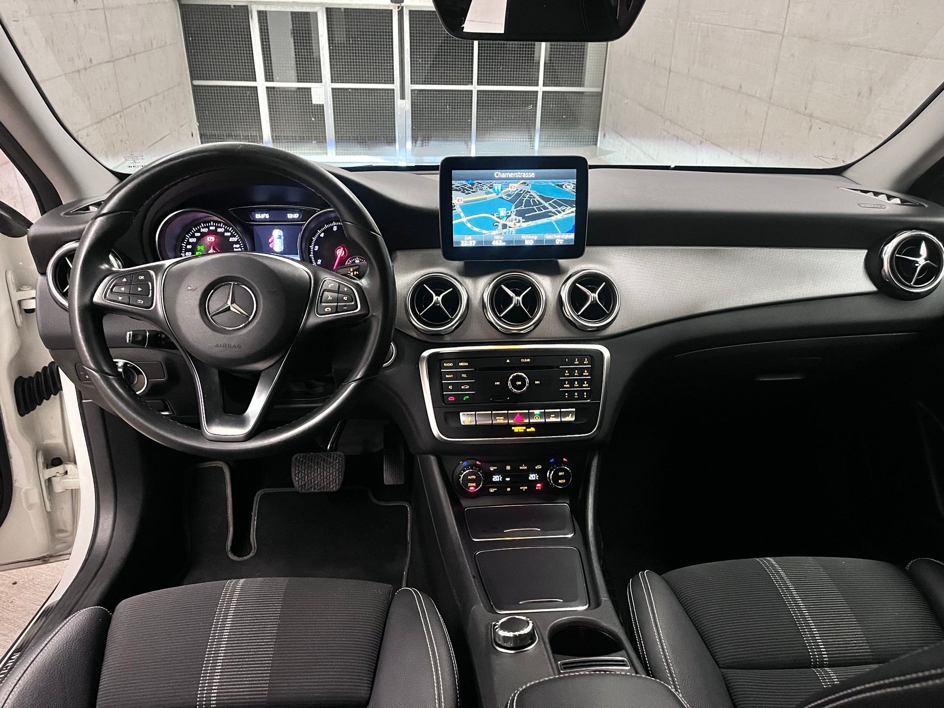 MERCEDES-BENZ GLA 200 Night Star 7G-DCT-image-7