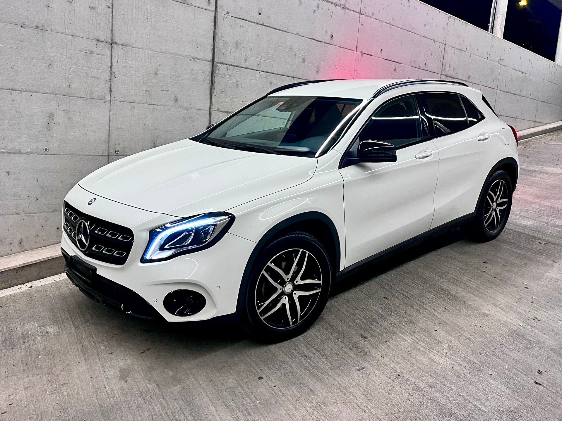 MERCEDES-BENZ GLA 200 Night Star 7G-DCT-image-0