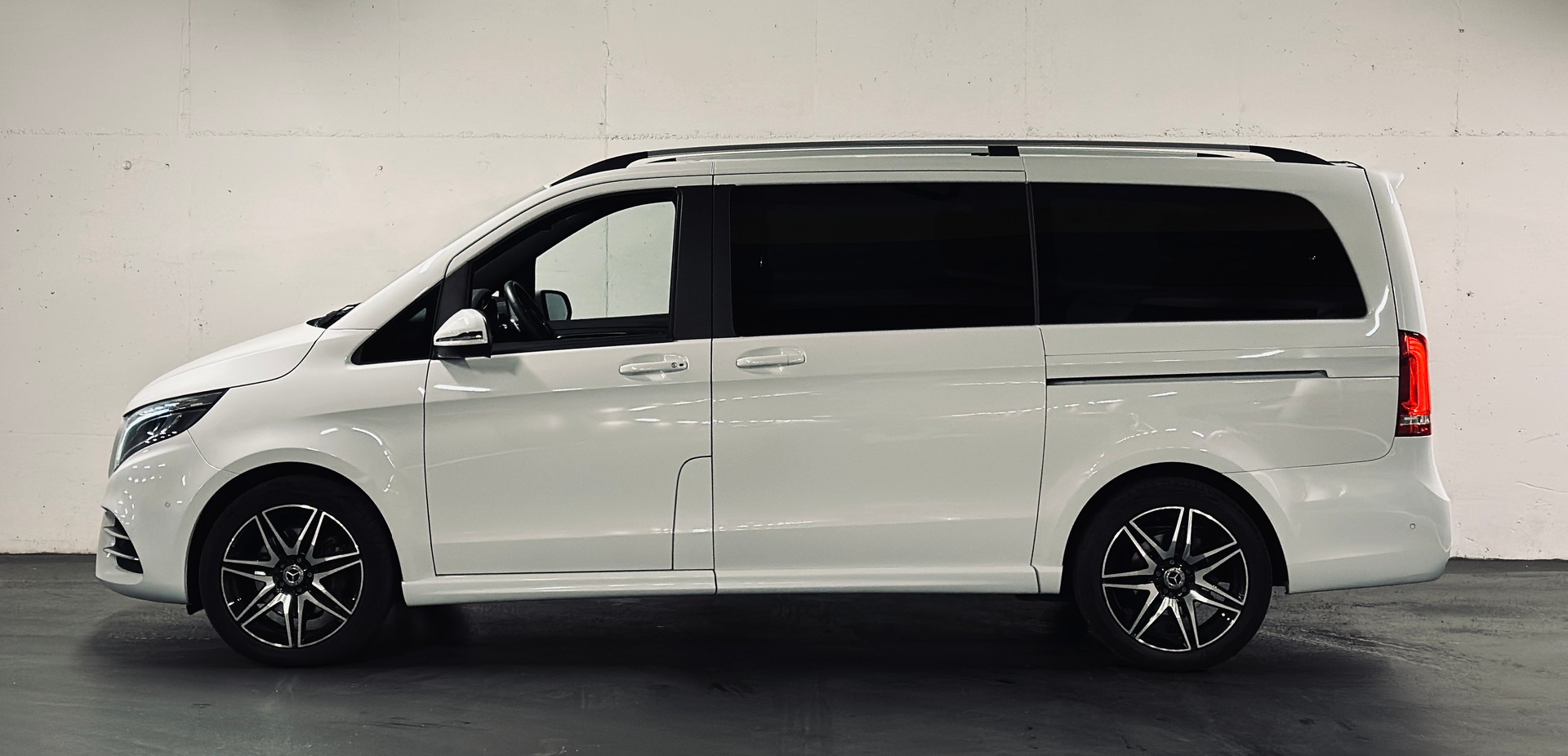 MERCEDES-BENZ V 300 d lang AMG LINE 4Matic 9G-Tronic-image-4