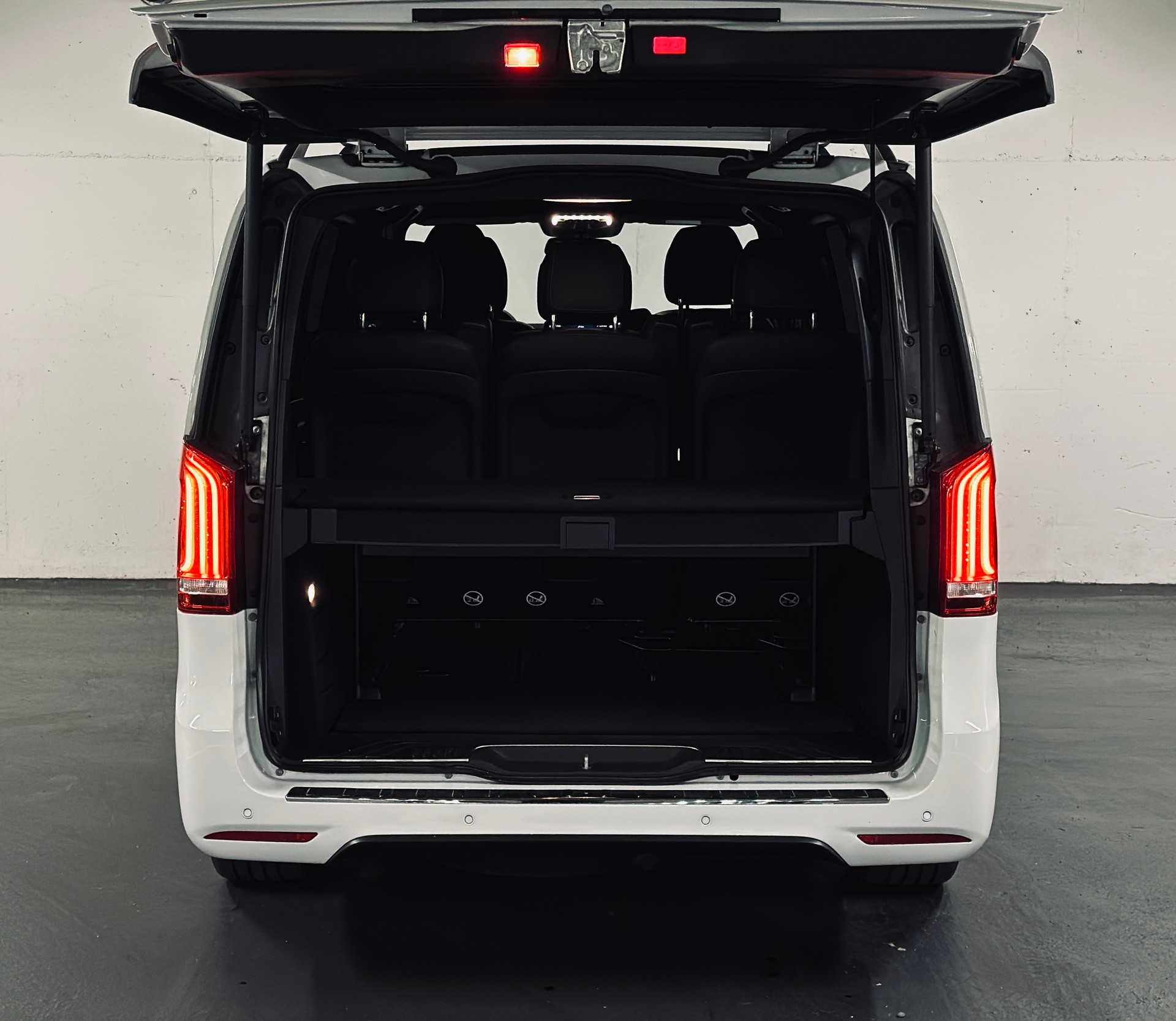 MERCEDES-BENZ V 300 d lang AMG LINE 4Matic 9G-Tronic-image-6