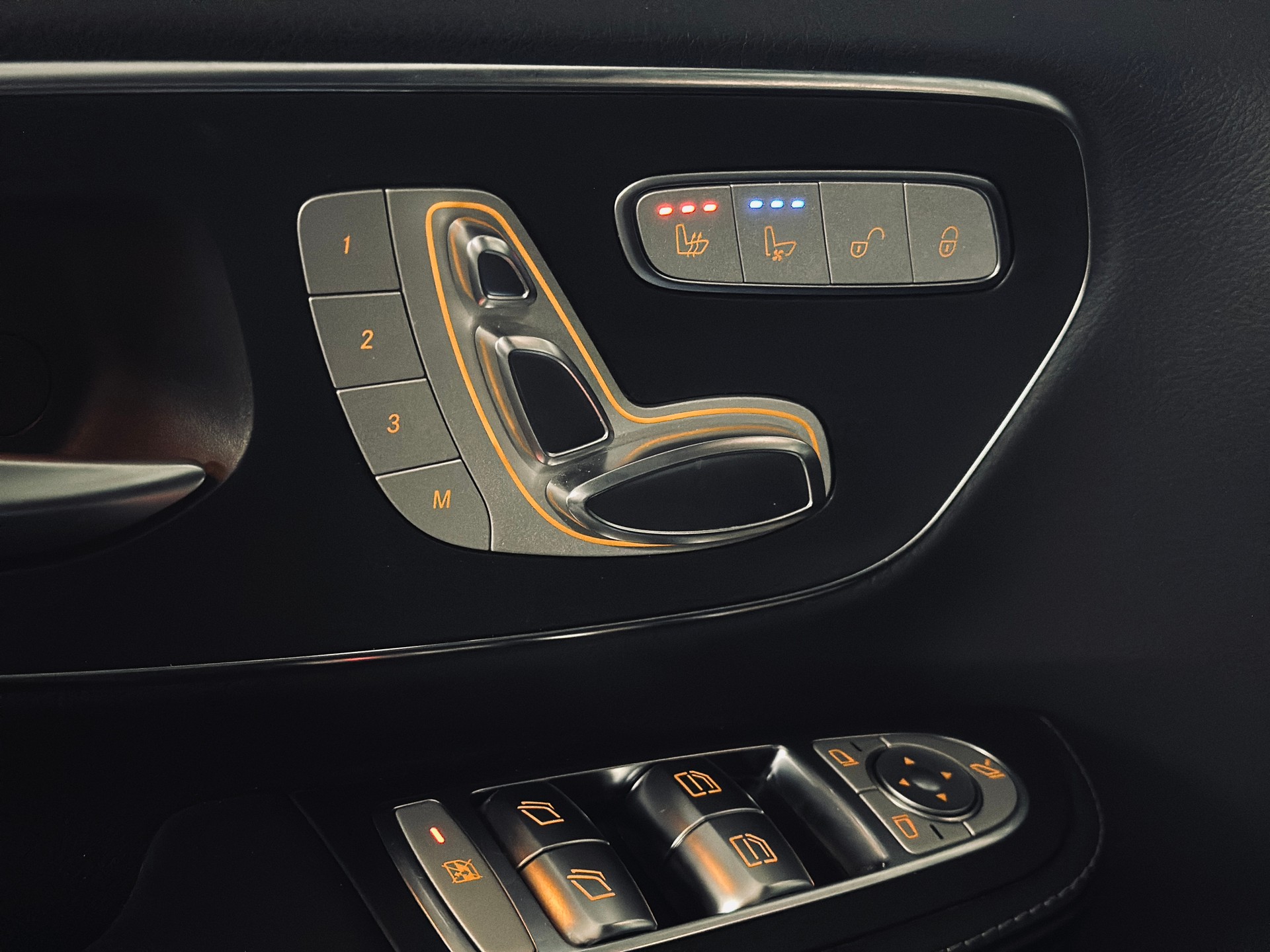 MERCEDES-BENZ V 300 d lang AMG LINE 4Matic 9G-Tronic-image-11