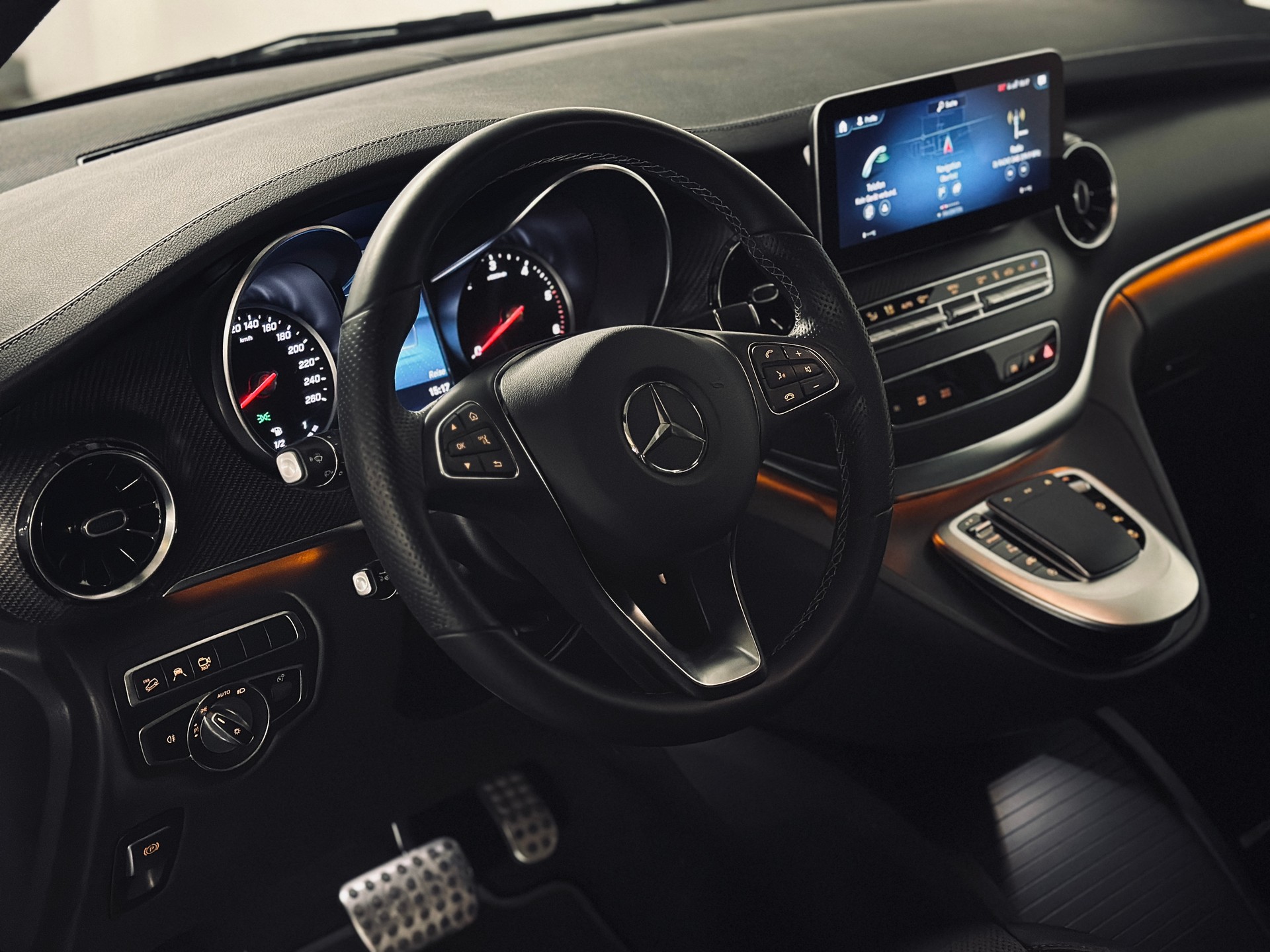 MERCEDES-BENZ V 300 d lang AMG LINE 4Matic 9G-Tronic-image-7